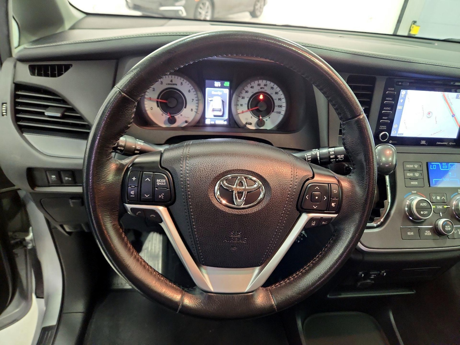 2020 Toyota Sienna SE - Photo 11
