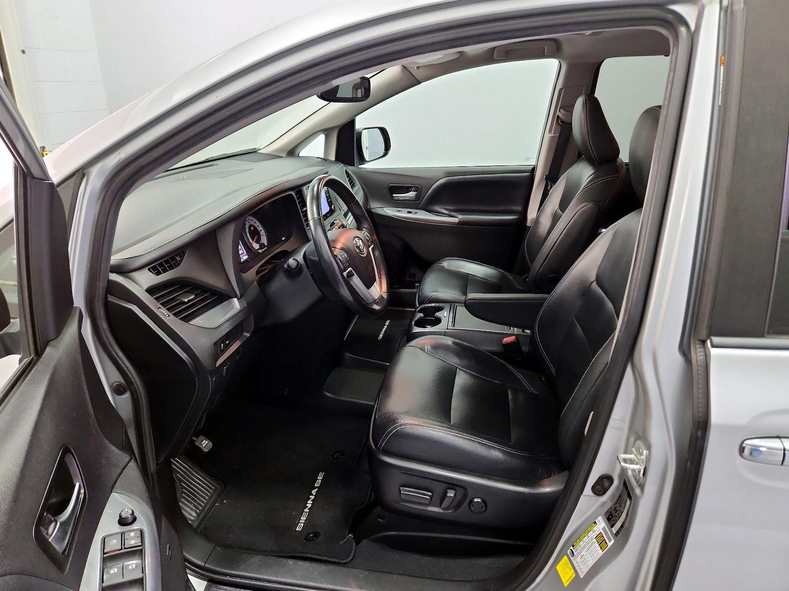 2020 Toyota Sienna SE - Photo 12