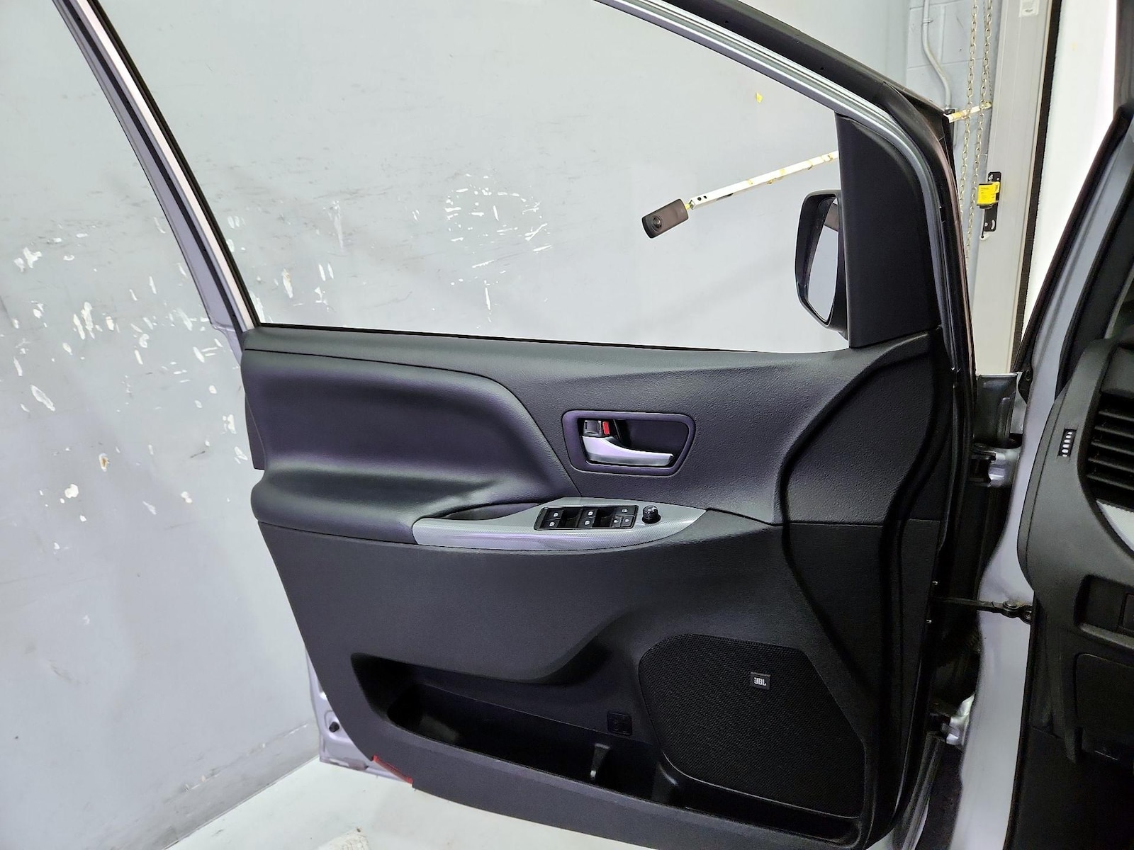2020 Toyota Sienna SE - Photo 13