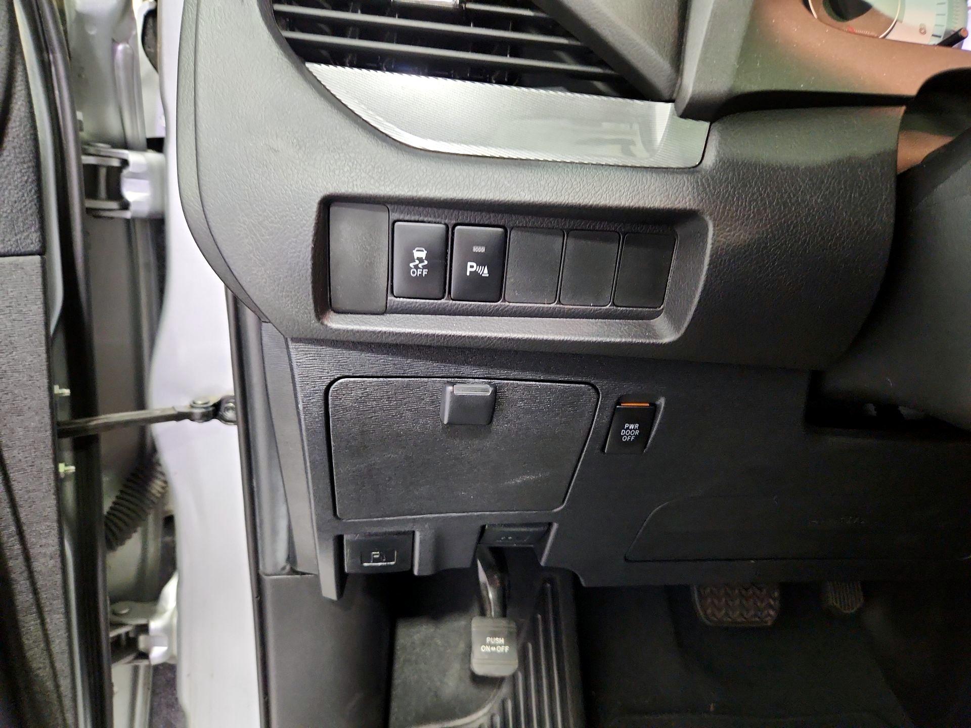 Thumbnail: 2020 Toyota Sienna - 13