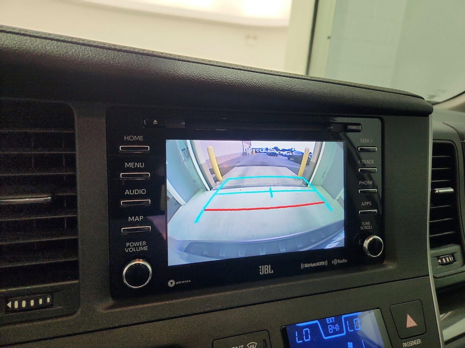2020 Toyota Sienna SE - Photo 16
