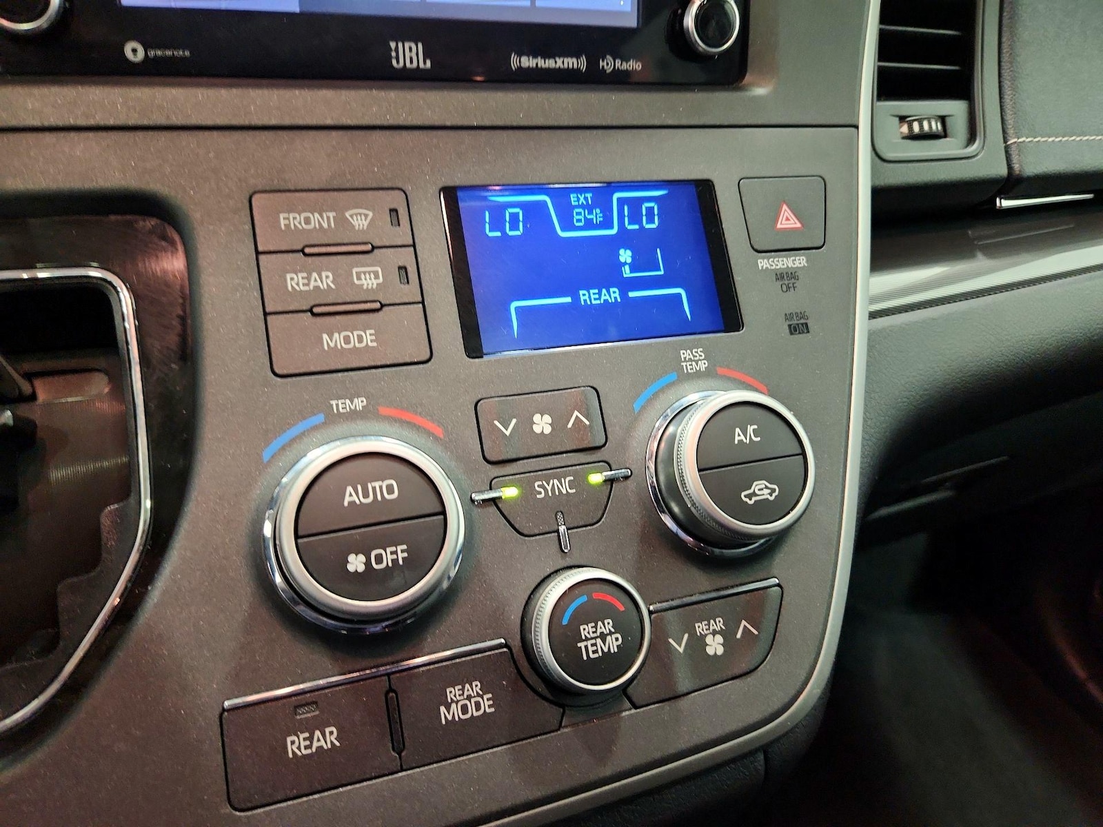 2020 Toyota Sienna SE - Photo 18