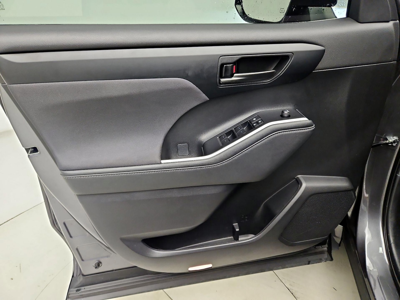 2023 Toyota Highlander L - Photo 13