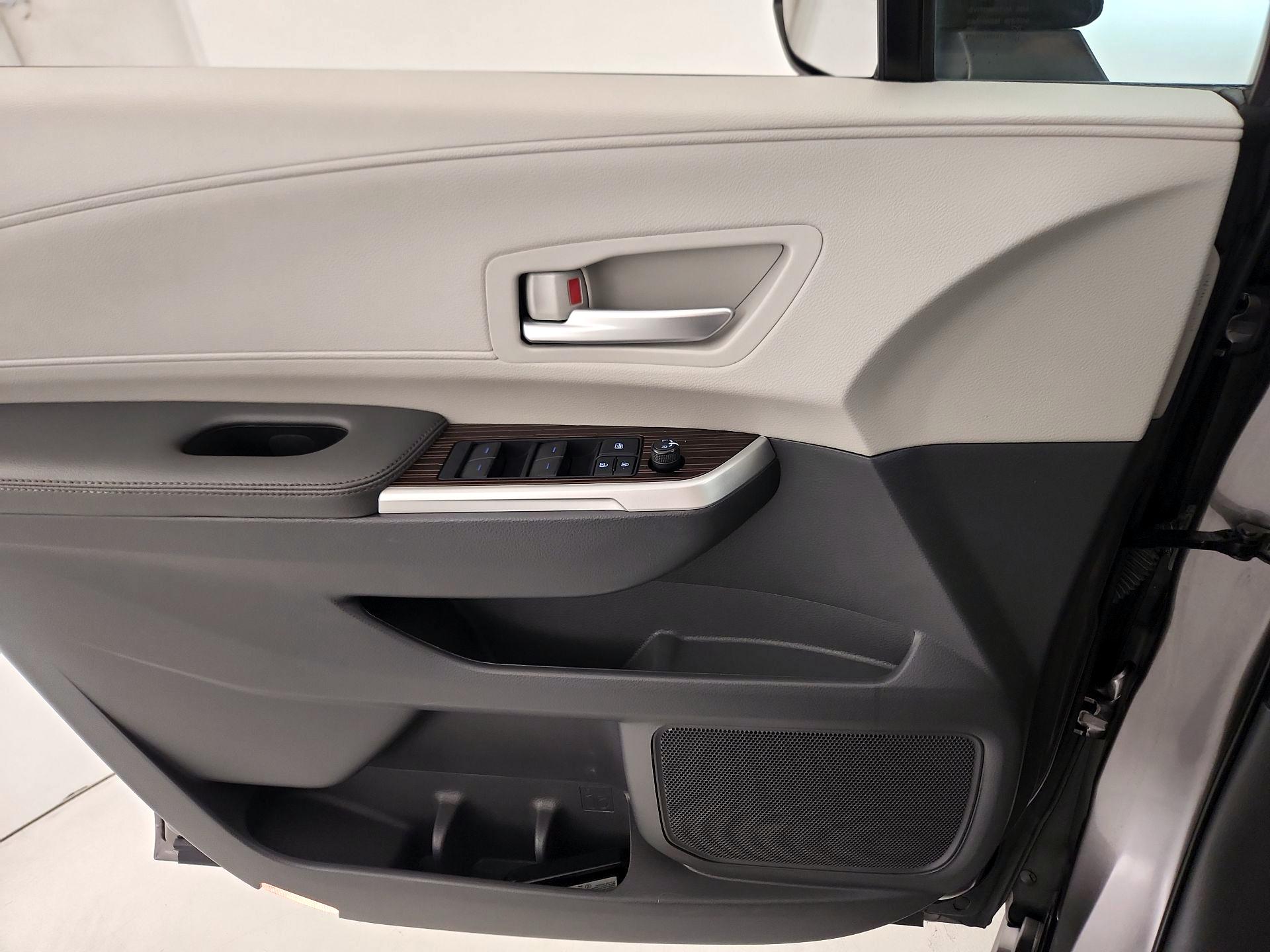 Thumbnail: 2021 Toyota Sienna - 12