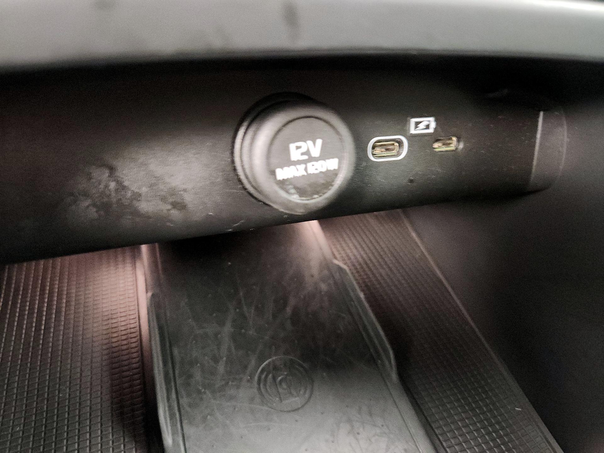 Thumbnail: 2023 Volvo C40 - 18