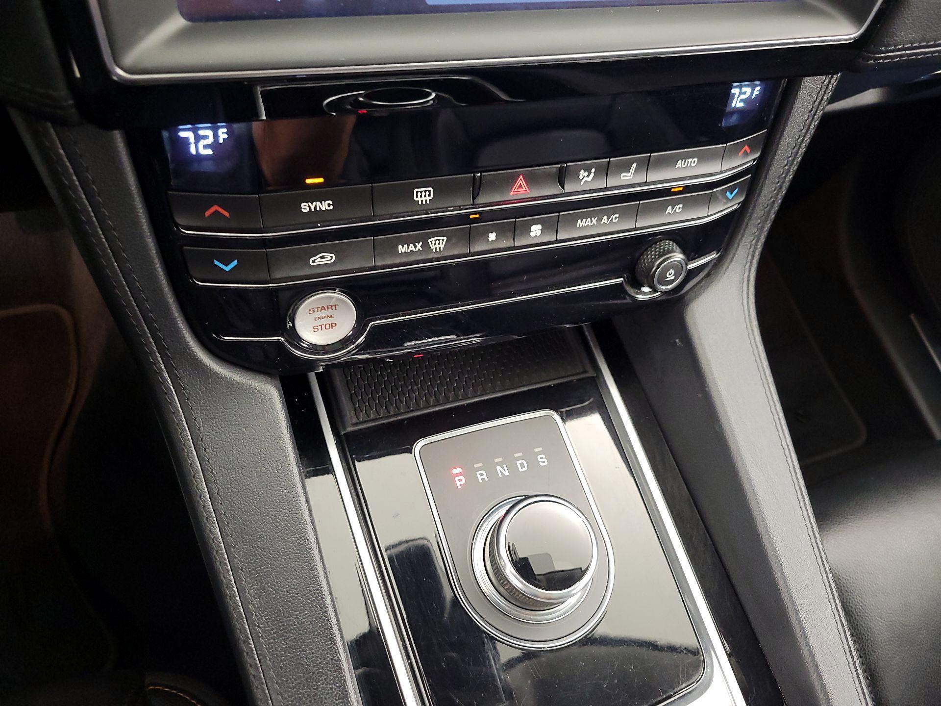 Thumbnail: 2019 Jaguar F-Pace - 16