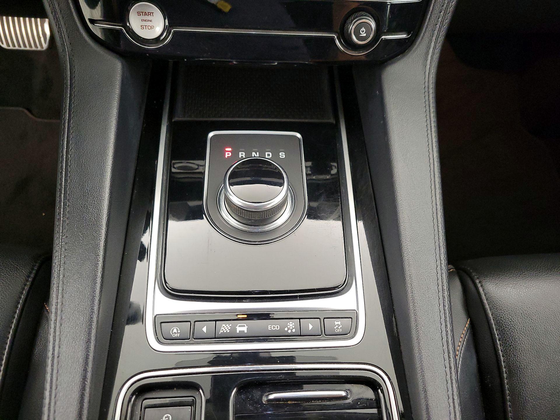 Thumbnail: 2019 Jaguar F-Pace - 17