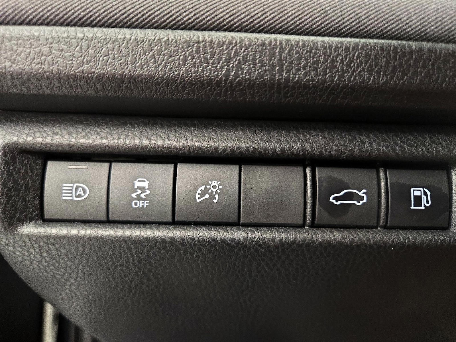 2026 Toyota Camry LE - Photo 14