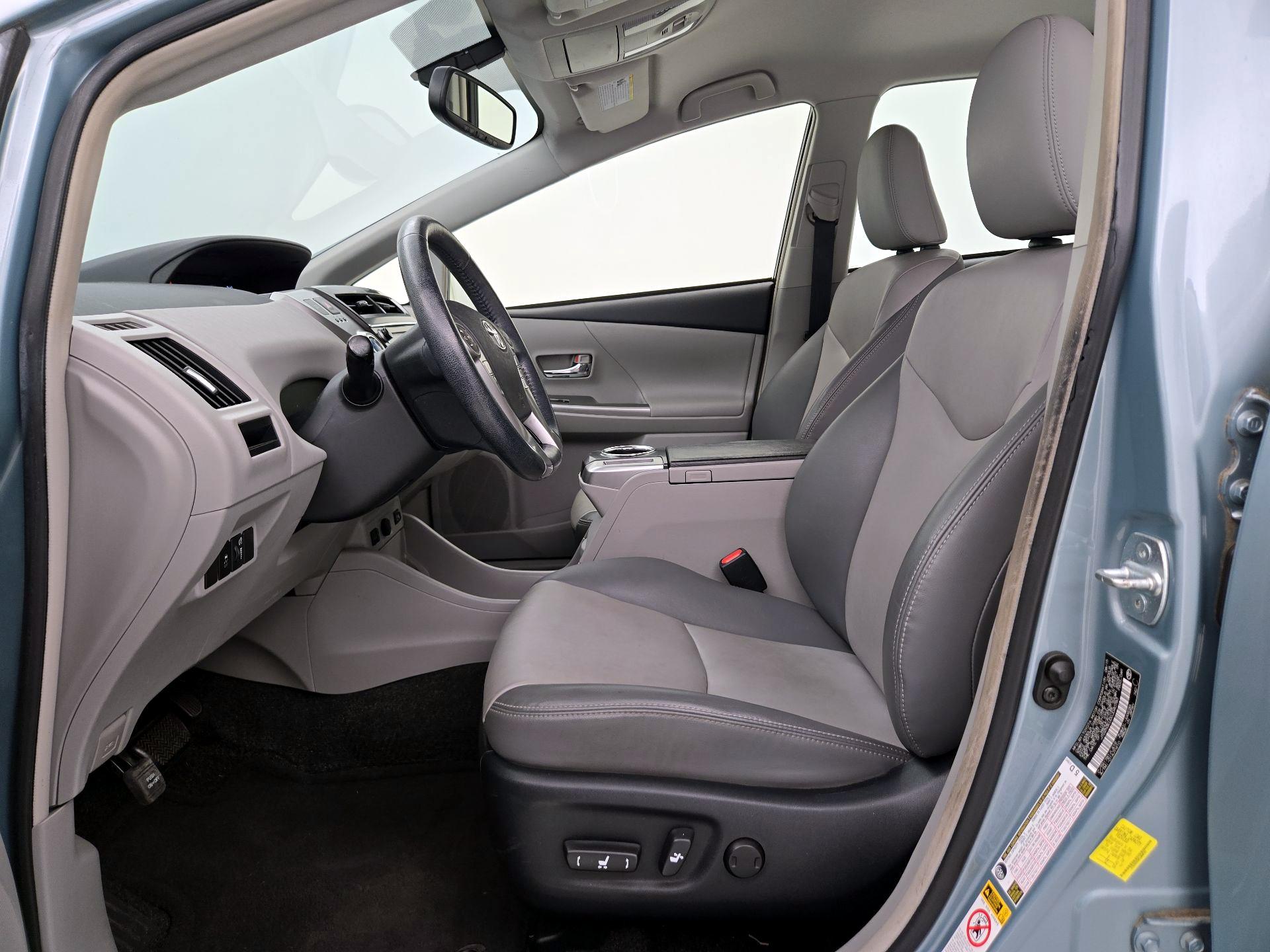 Thumbnail: 2016 Toyota Prius v - 11