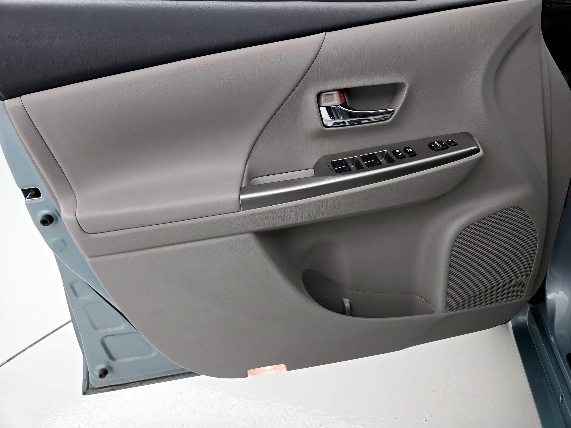 Thumbnail: 2016 Toyota Prius v - 12