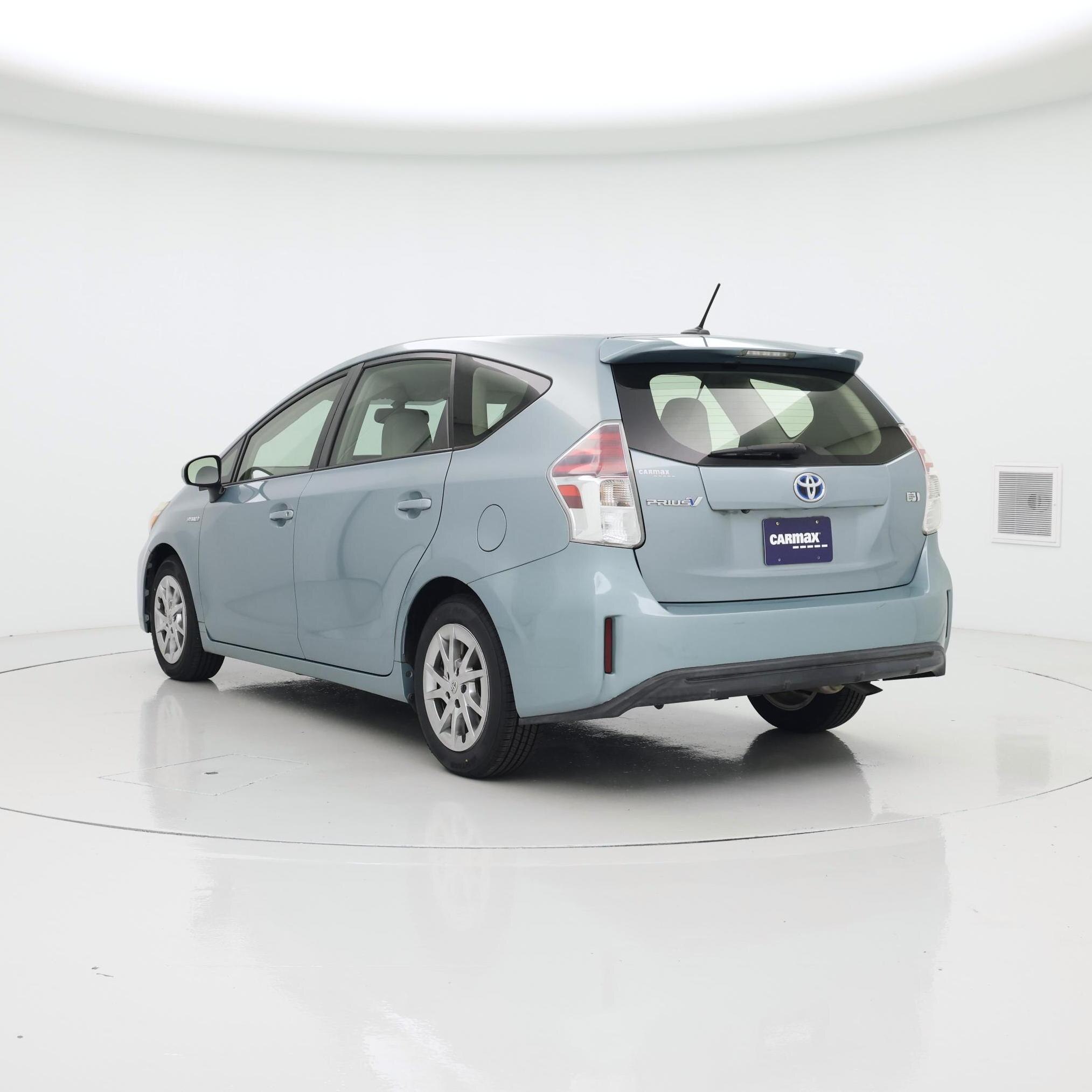 Thumbnail: 2016 Toyota Prius v - 2