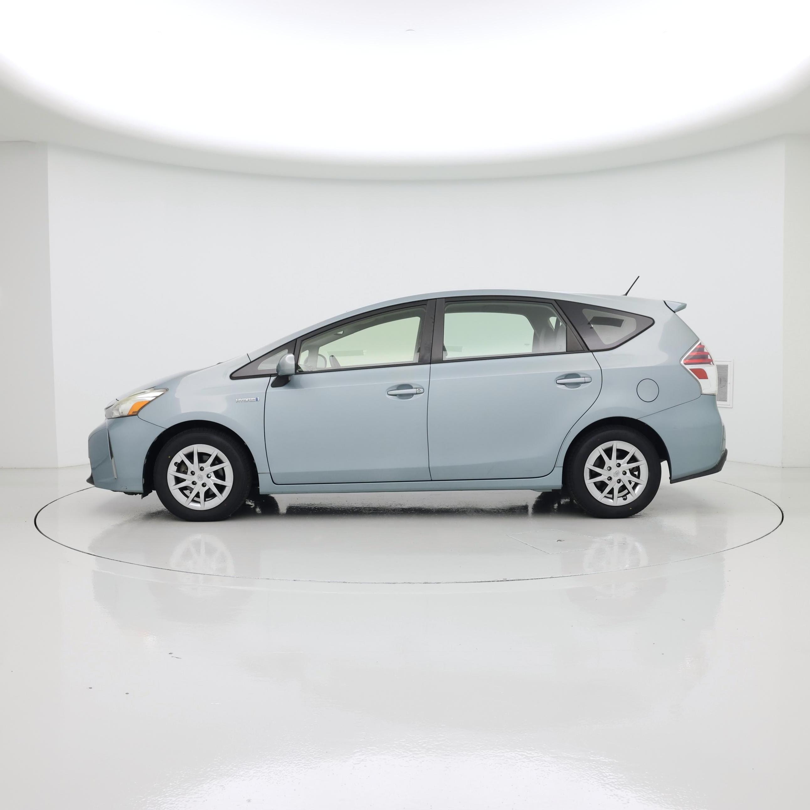 Thumbnail: 2016 Toyota Prius v - 3