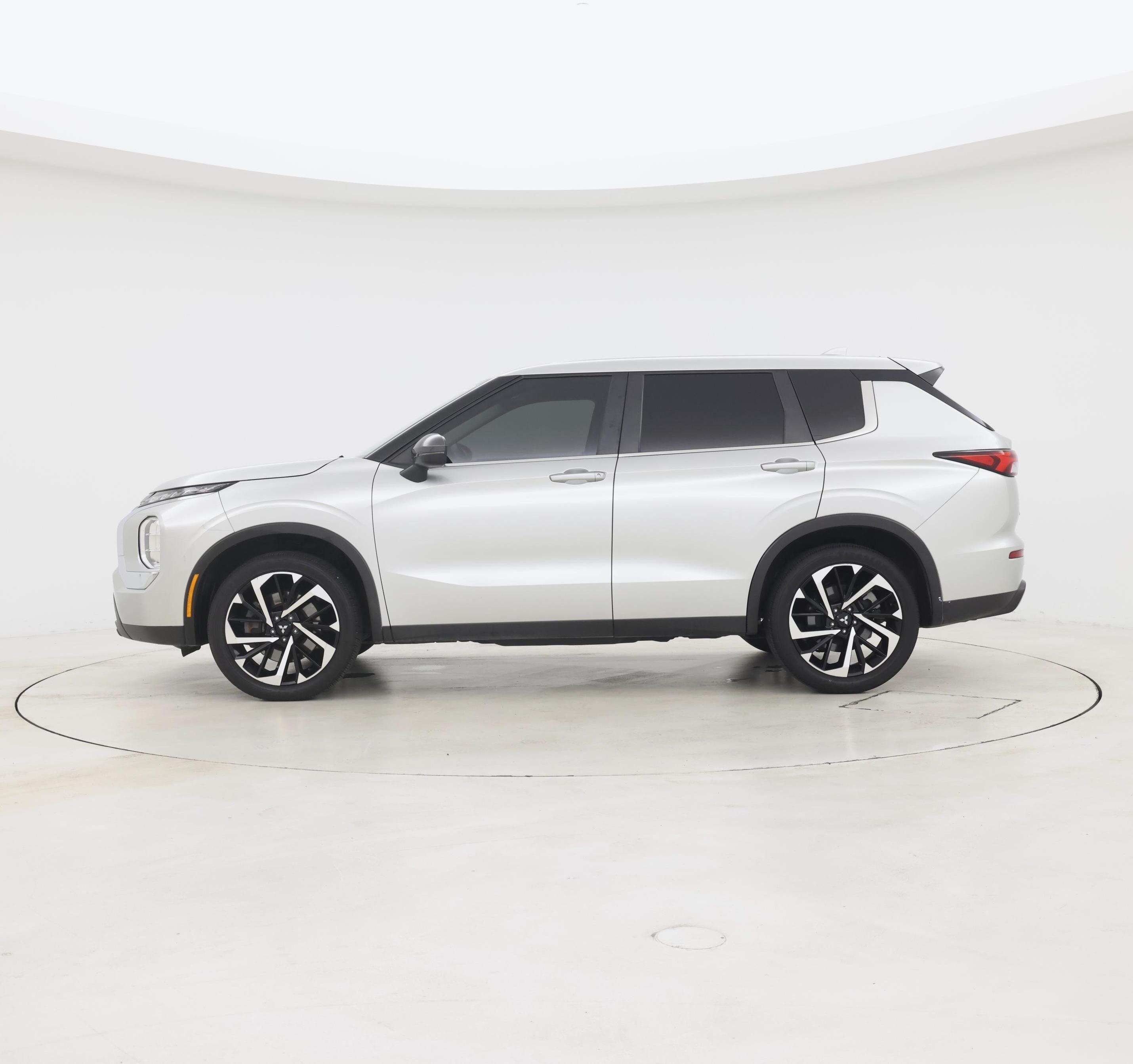 Thumbnail: 2022 Mitsubishi Outlander - 3