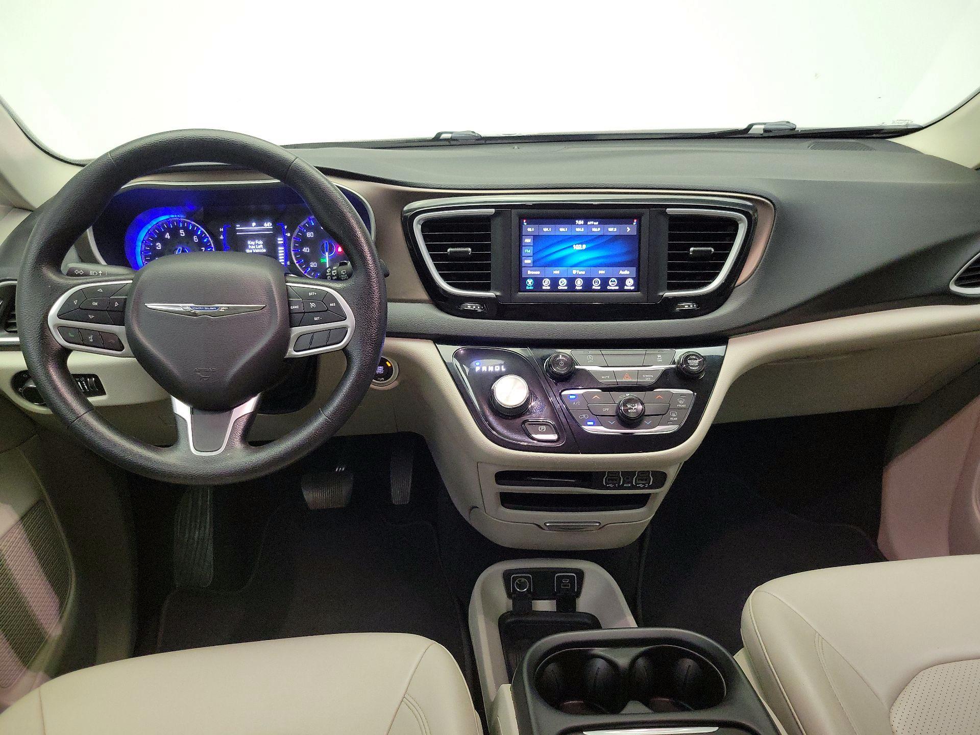 Thumbnail: 2021 Chrysler Voyager - 9