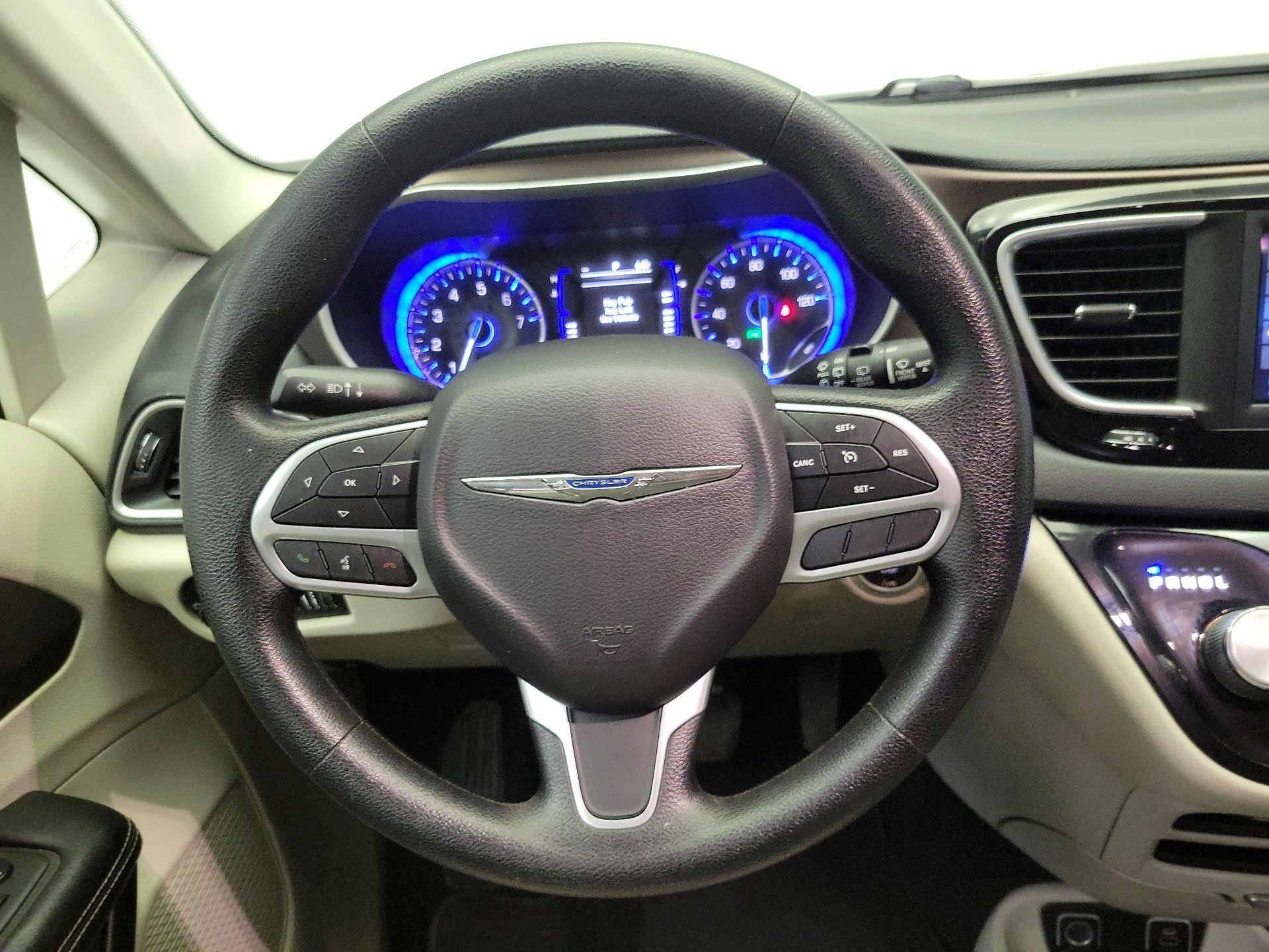 Thumbnail: 2021 Chrysler Voyager - 10