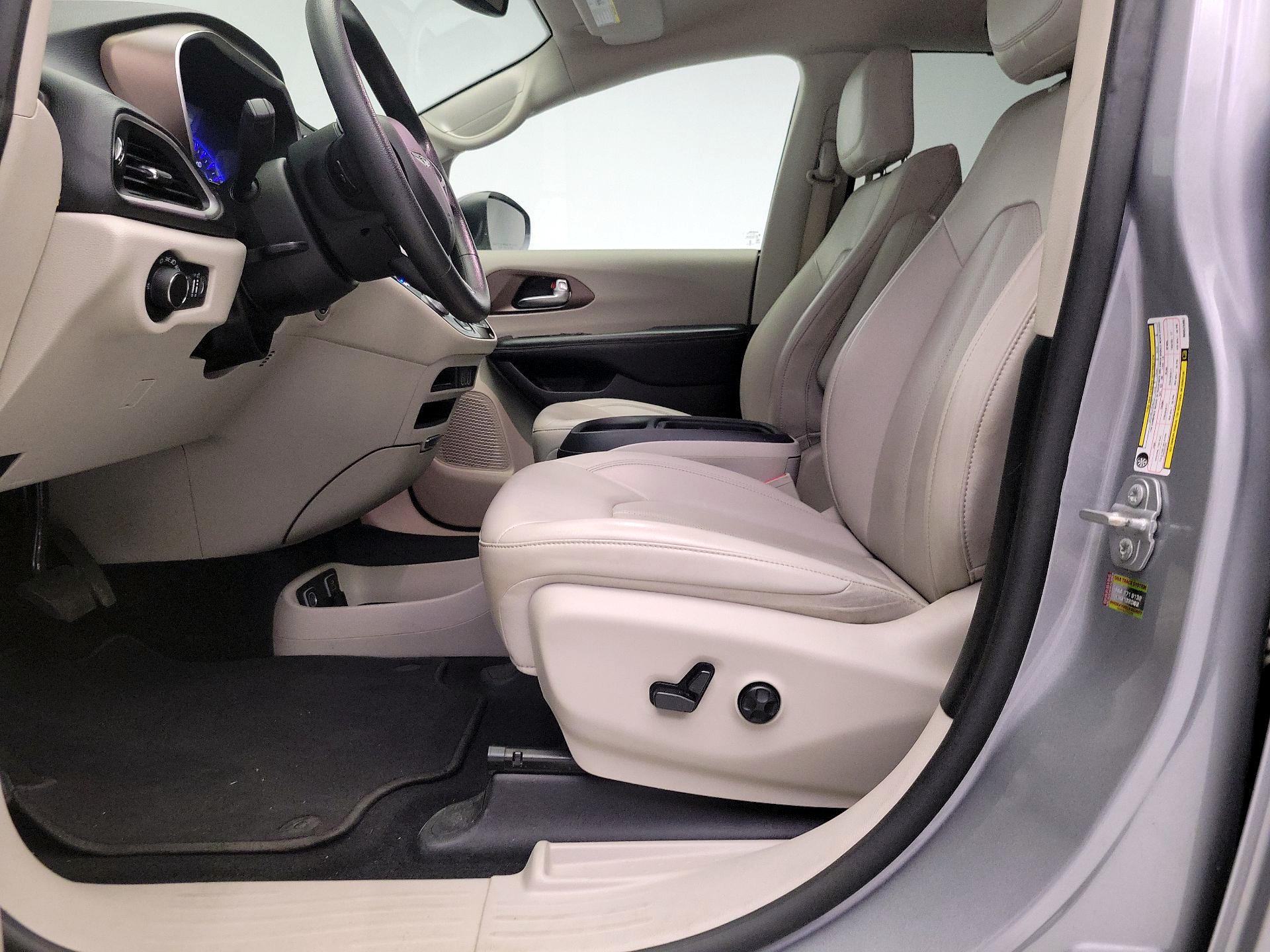 Thumbnail: 2021 Chrysler Voyager - 11