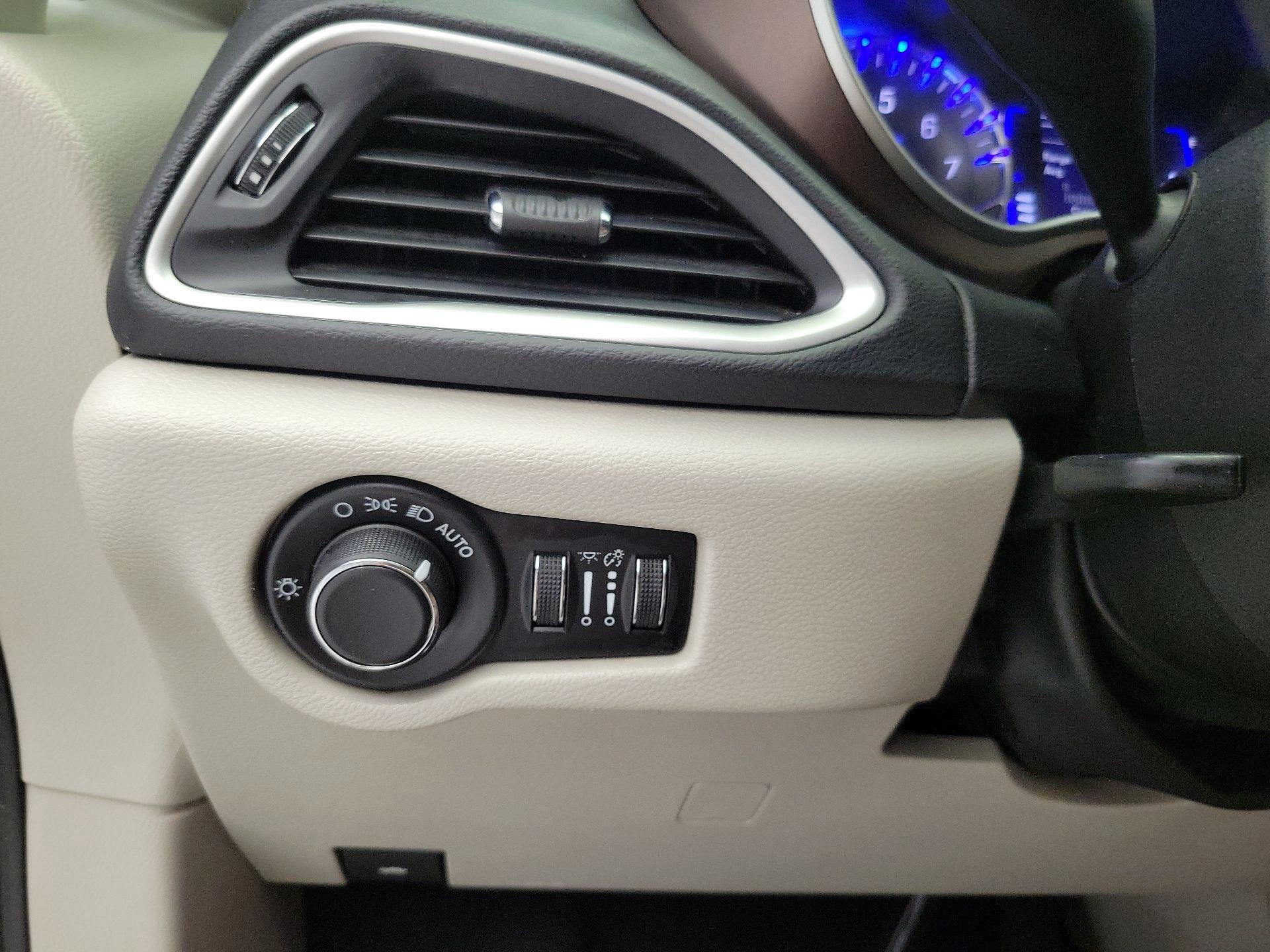 Thumbnail: 2021 Chrysler Voyager - 13