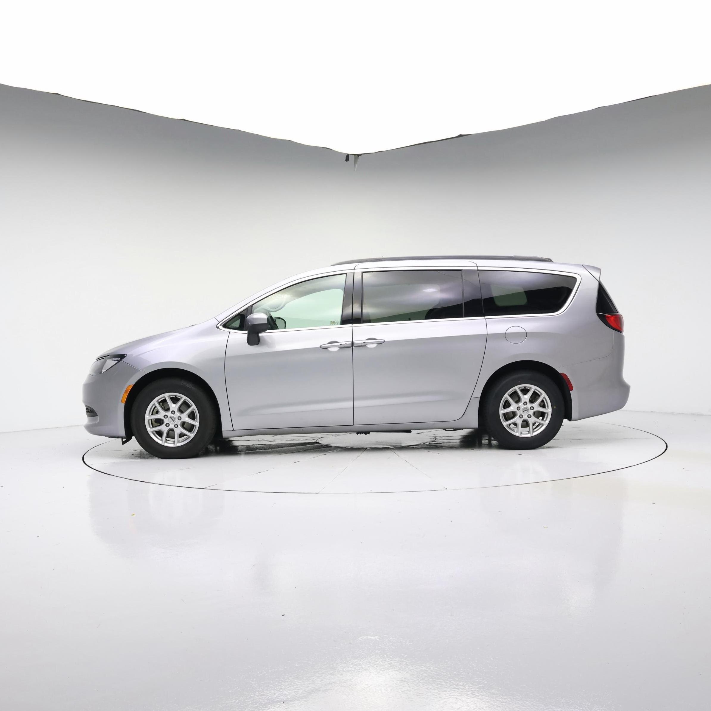Thumbnail: 2021 Chrysler Voyager - 3