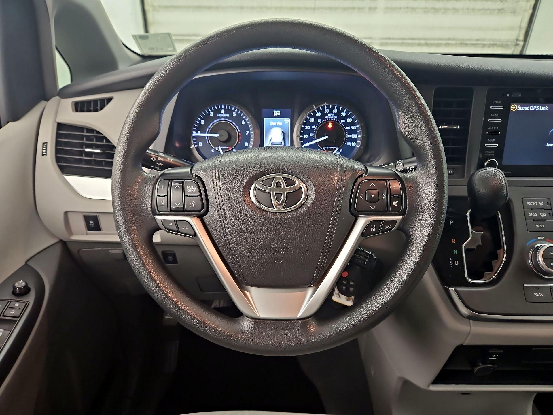 Thumbnail: 2019 Toyota Sienna - 10