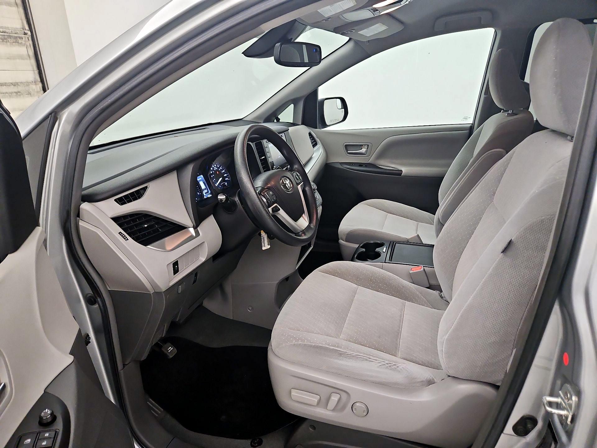 Thumbnail: 2019 Toyota Sienna - 11