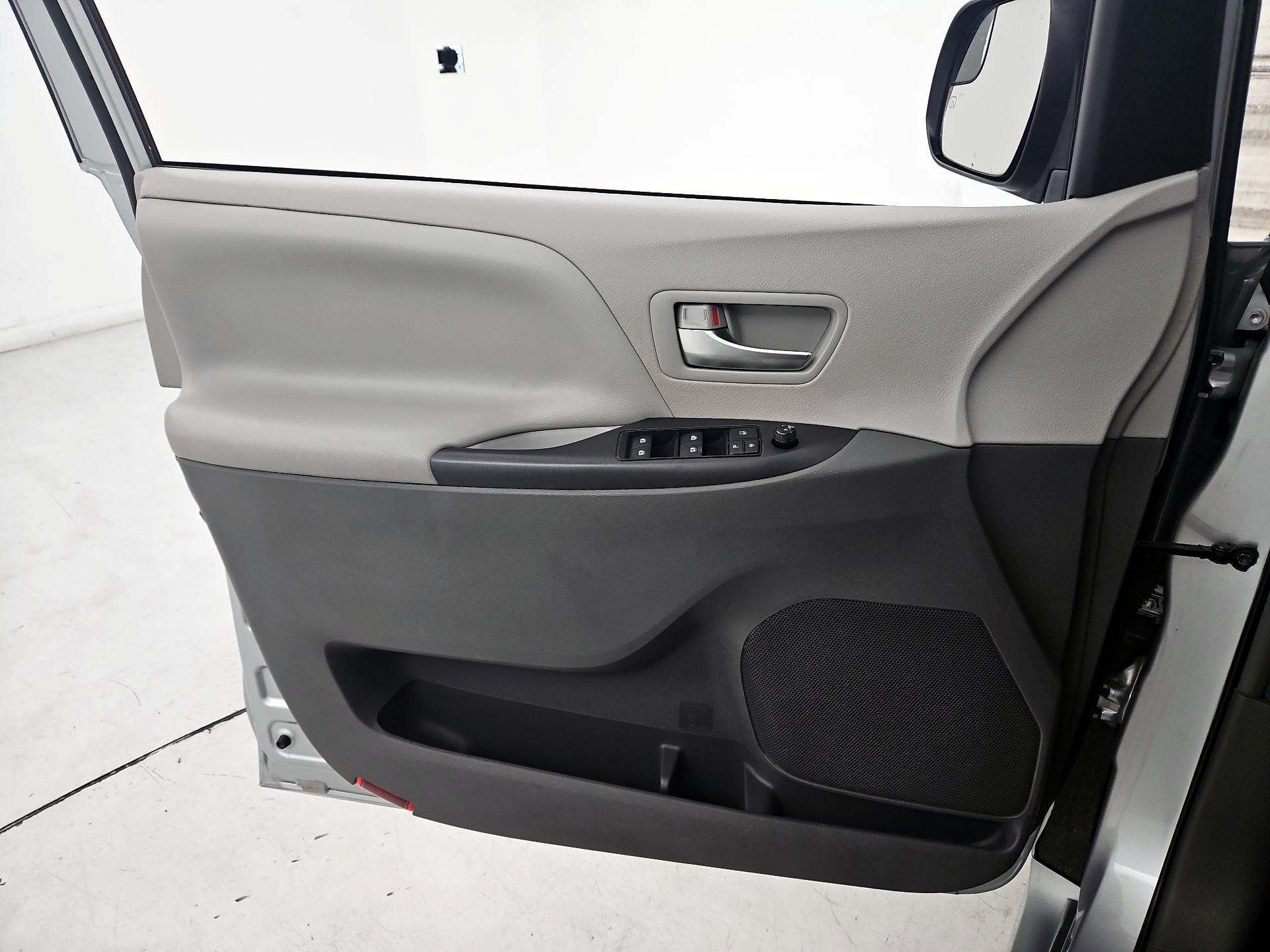 Thumbnail: 2019 Toyota Sienna - 12