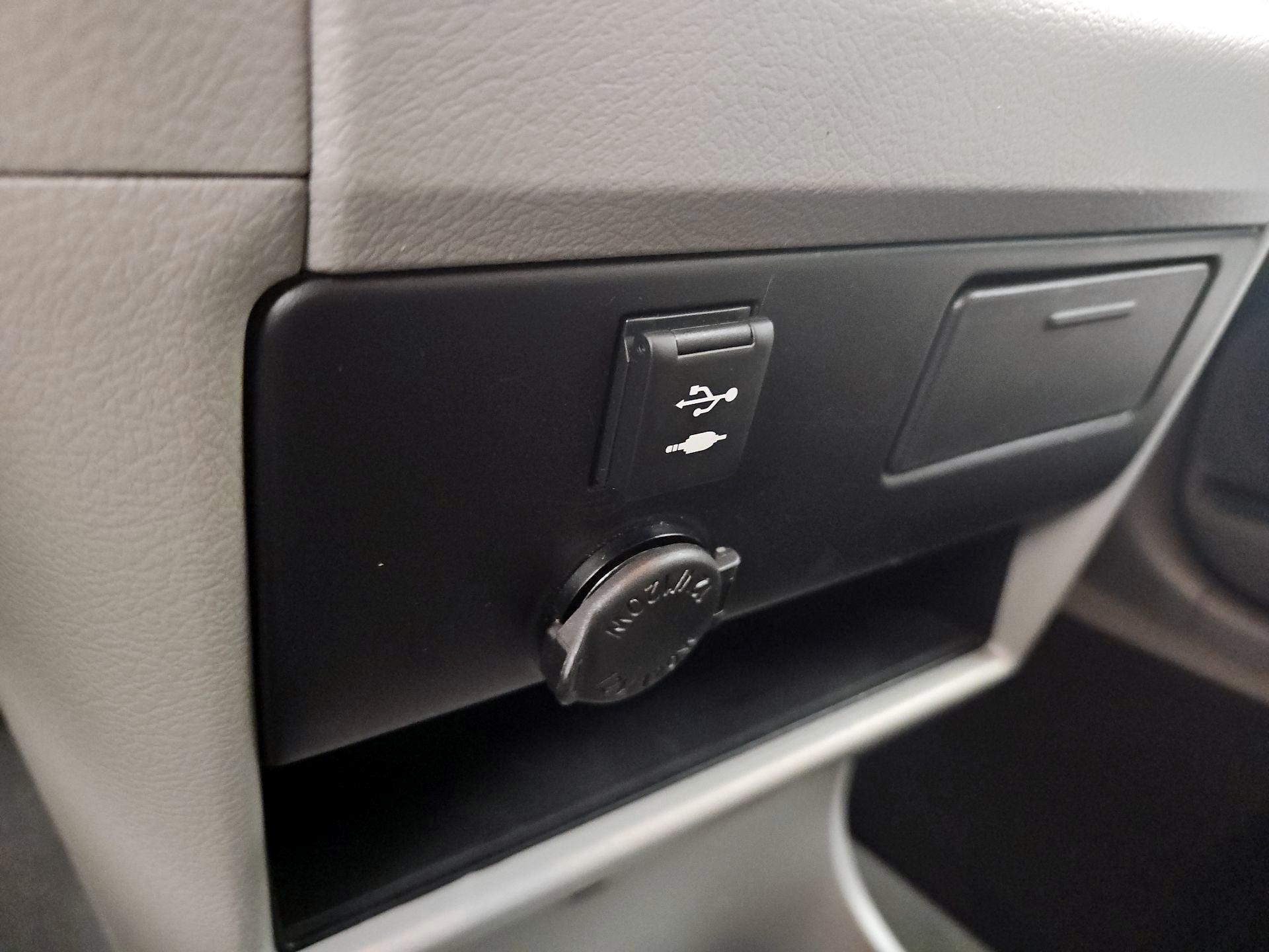 Thumbnail: 2019 Toyota Sienna - 18