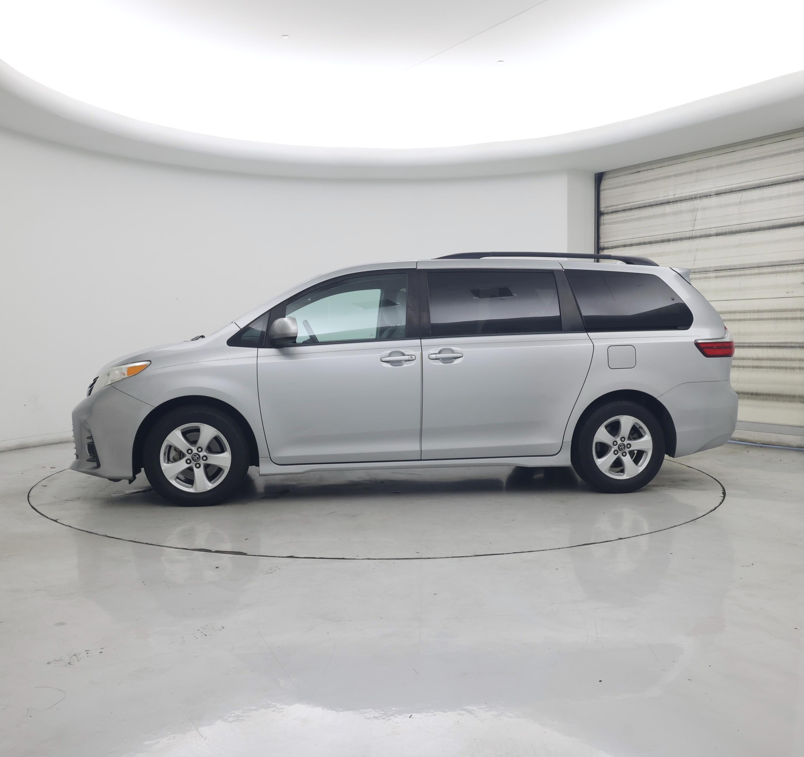 Thumbnail: 2019 Toyota Sienna - 3