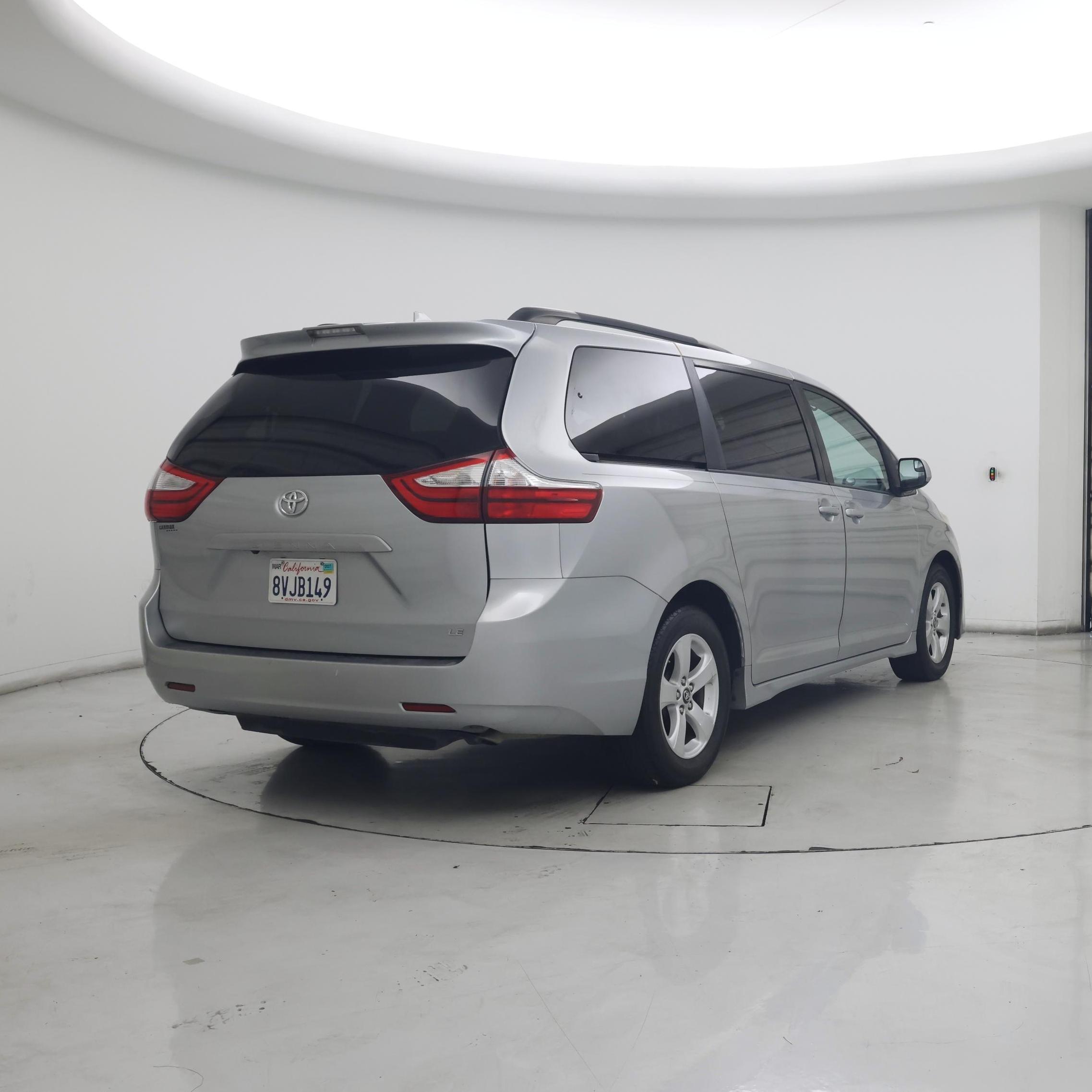 Thumbnail: 2019 Toyota Sienna - 8