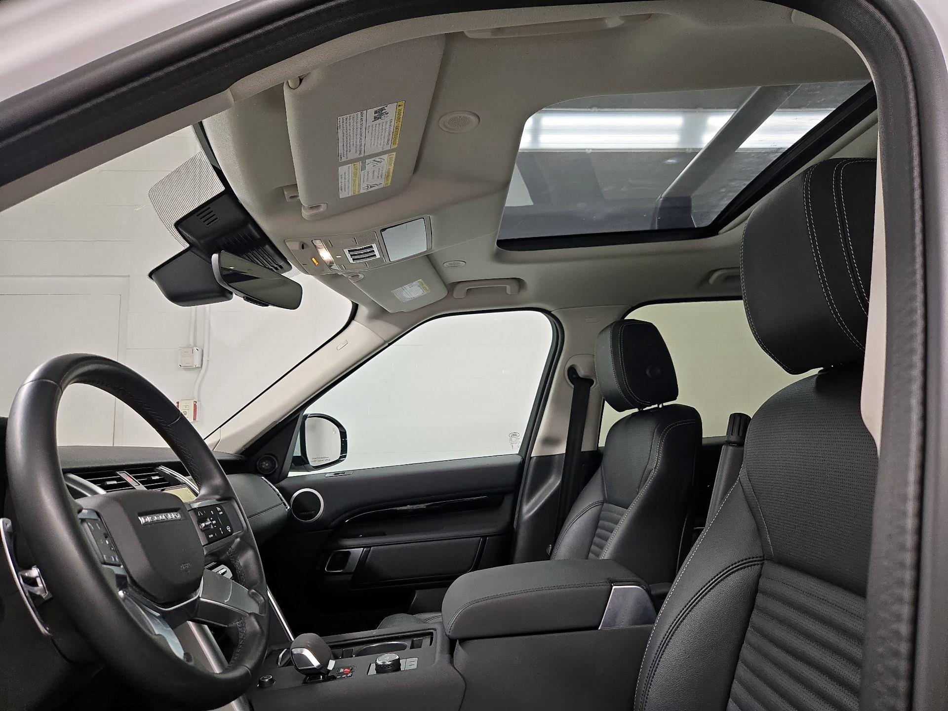 Thumbnail: 2023 Land Rover Discovery - 20