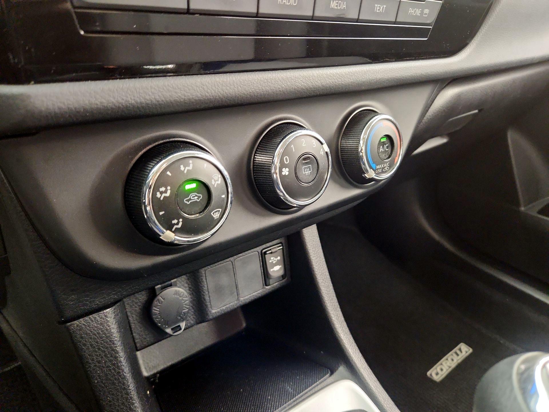 Thumbnail: 2015 Toyota Corolla - 15