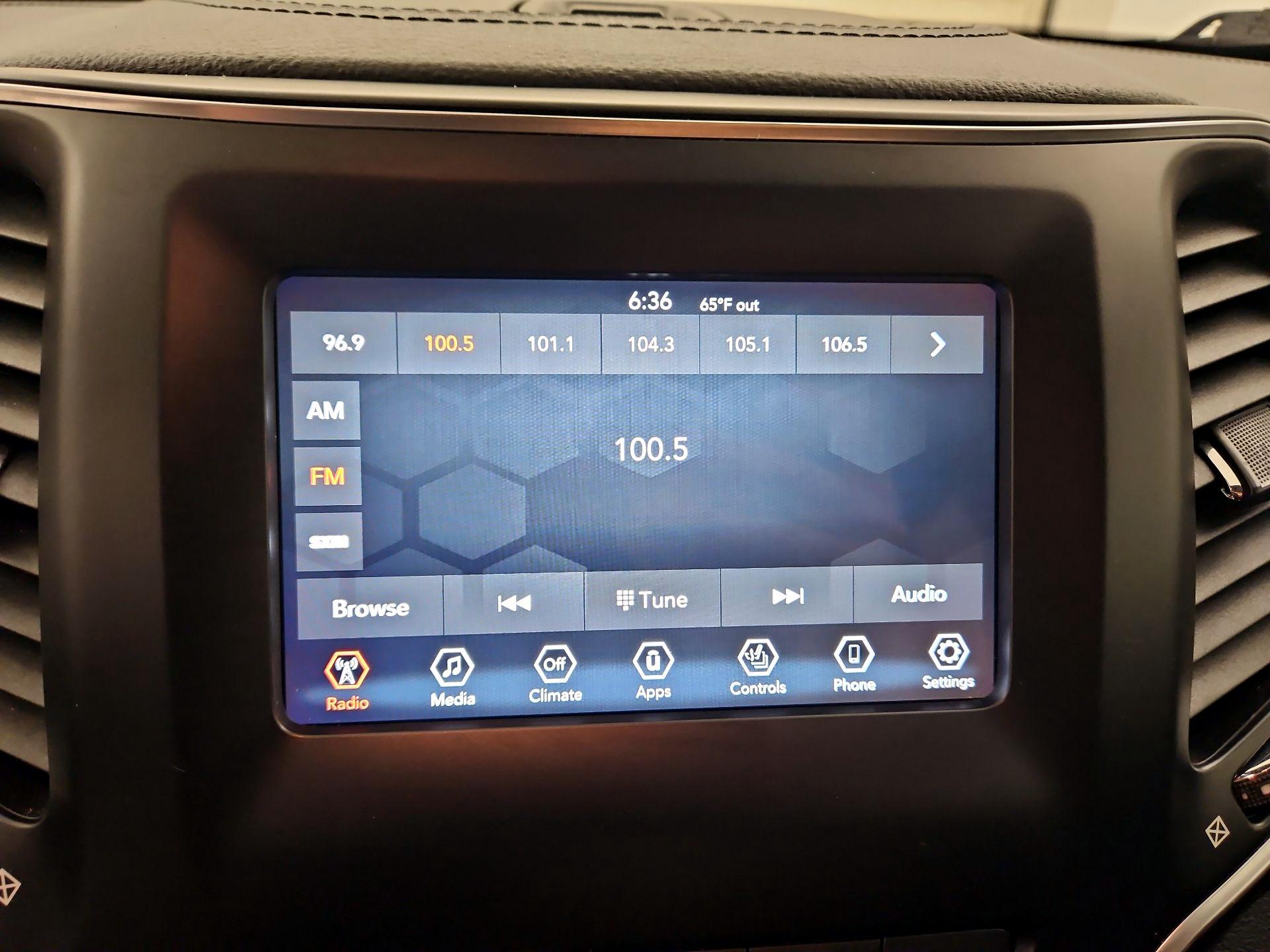 Thumbnail: 2021 Jeep Cherokee - 15