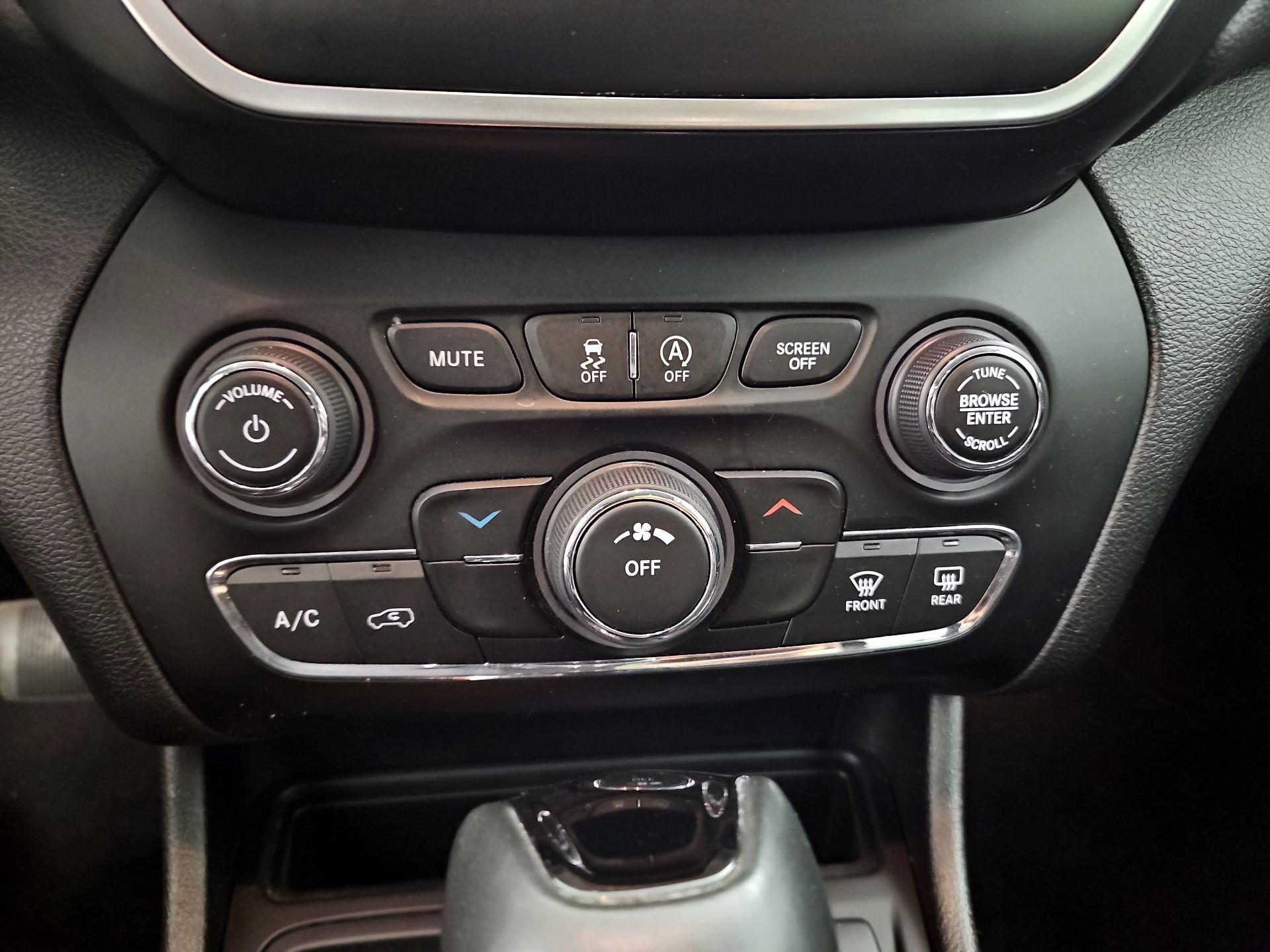 Thumbnail: 2021 Jeep Cherokee - 16
