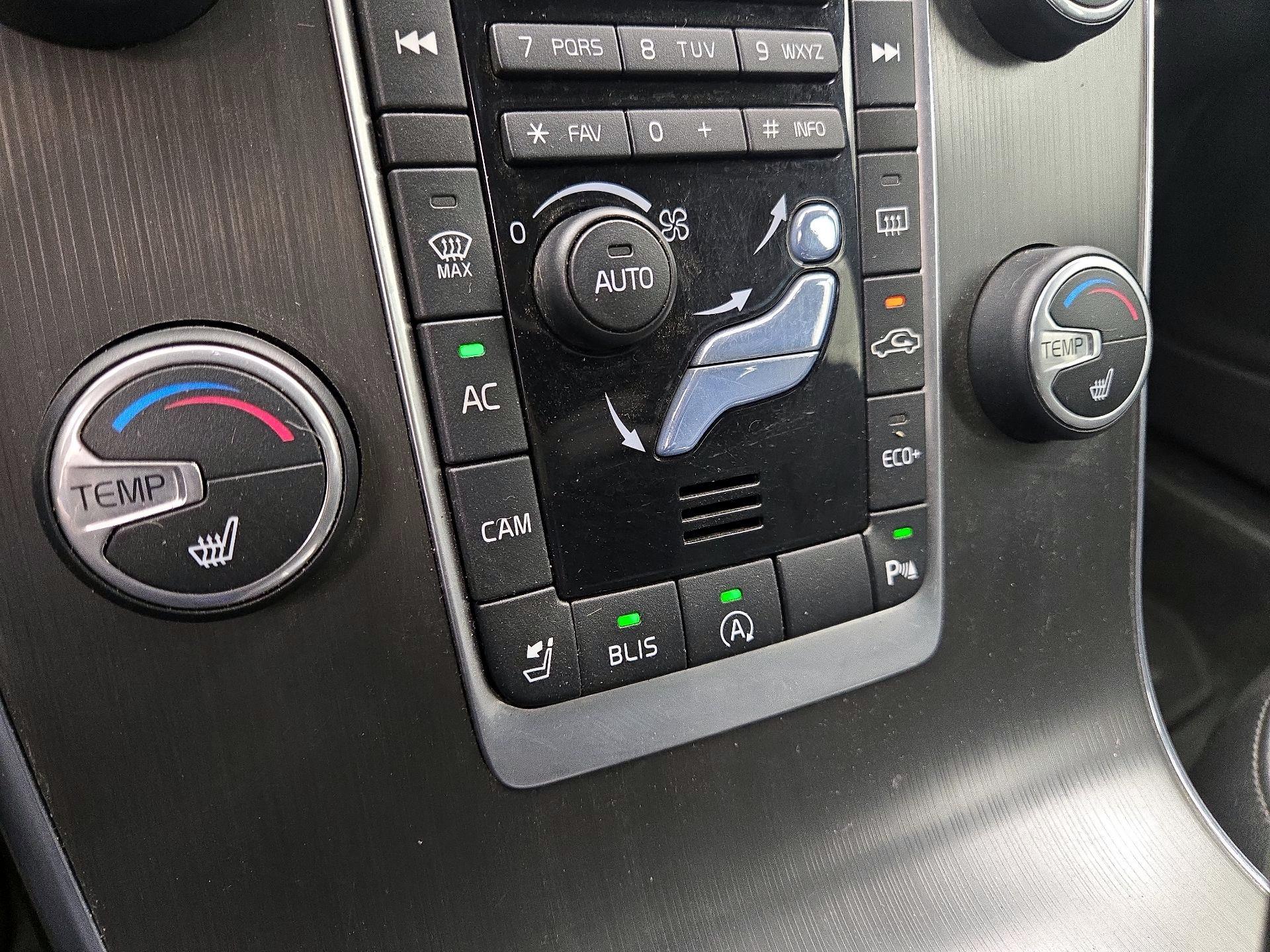 Thumbnail: 2015 Volvo V60 - 17