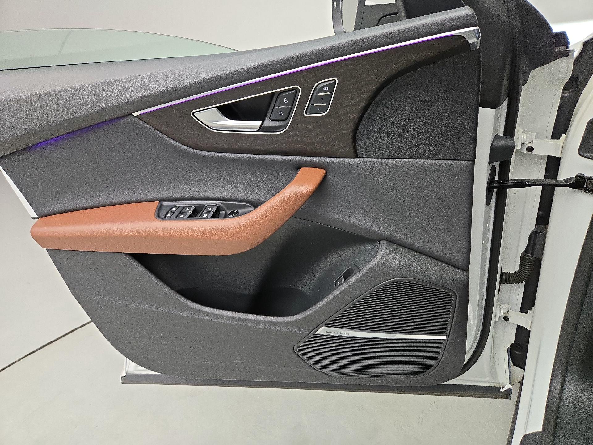 Thumbnail: 2022 Audi Q8 - 12