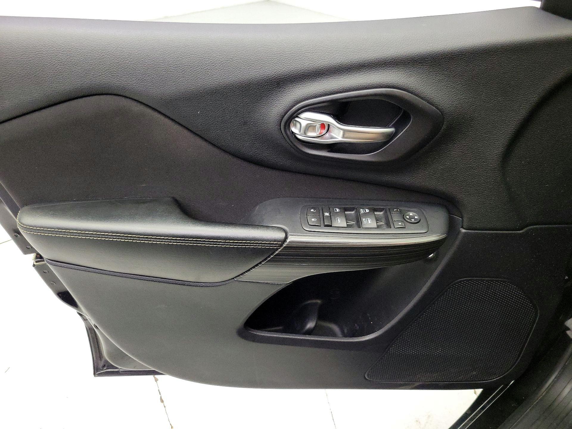 Thumbnail: 2016 Jeep Cherokee - 12