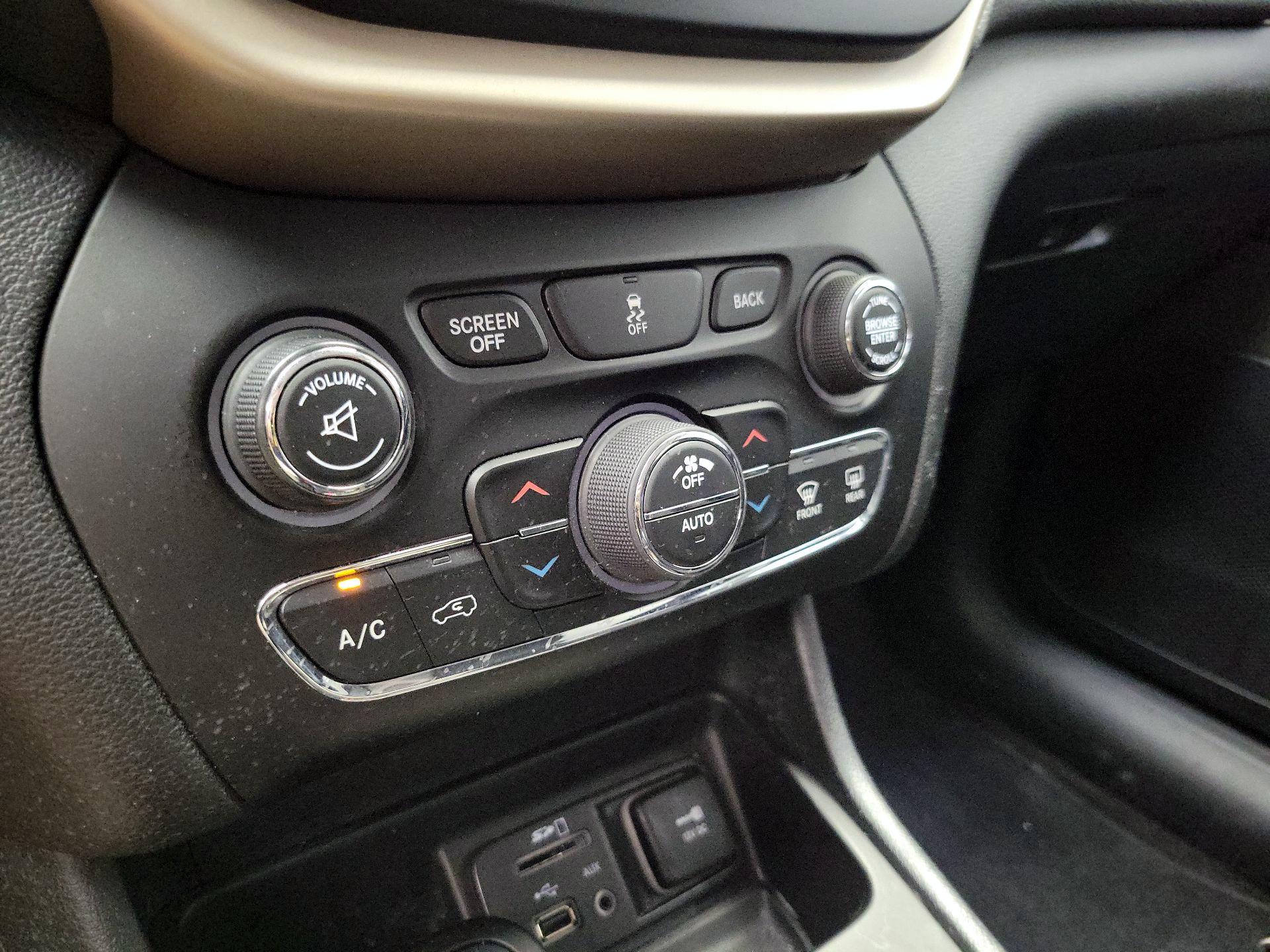 Thumbnail: 2016 Jeep Cherokee - 16