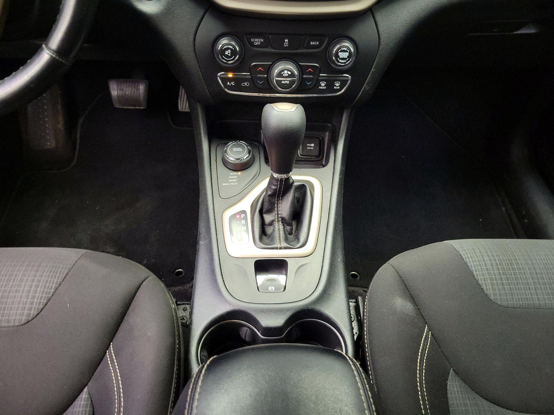 Thumbnail: 2016 Jeep Cherokee - 17
