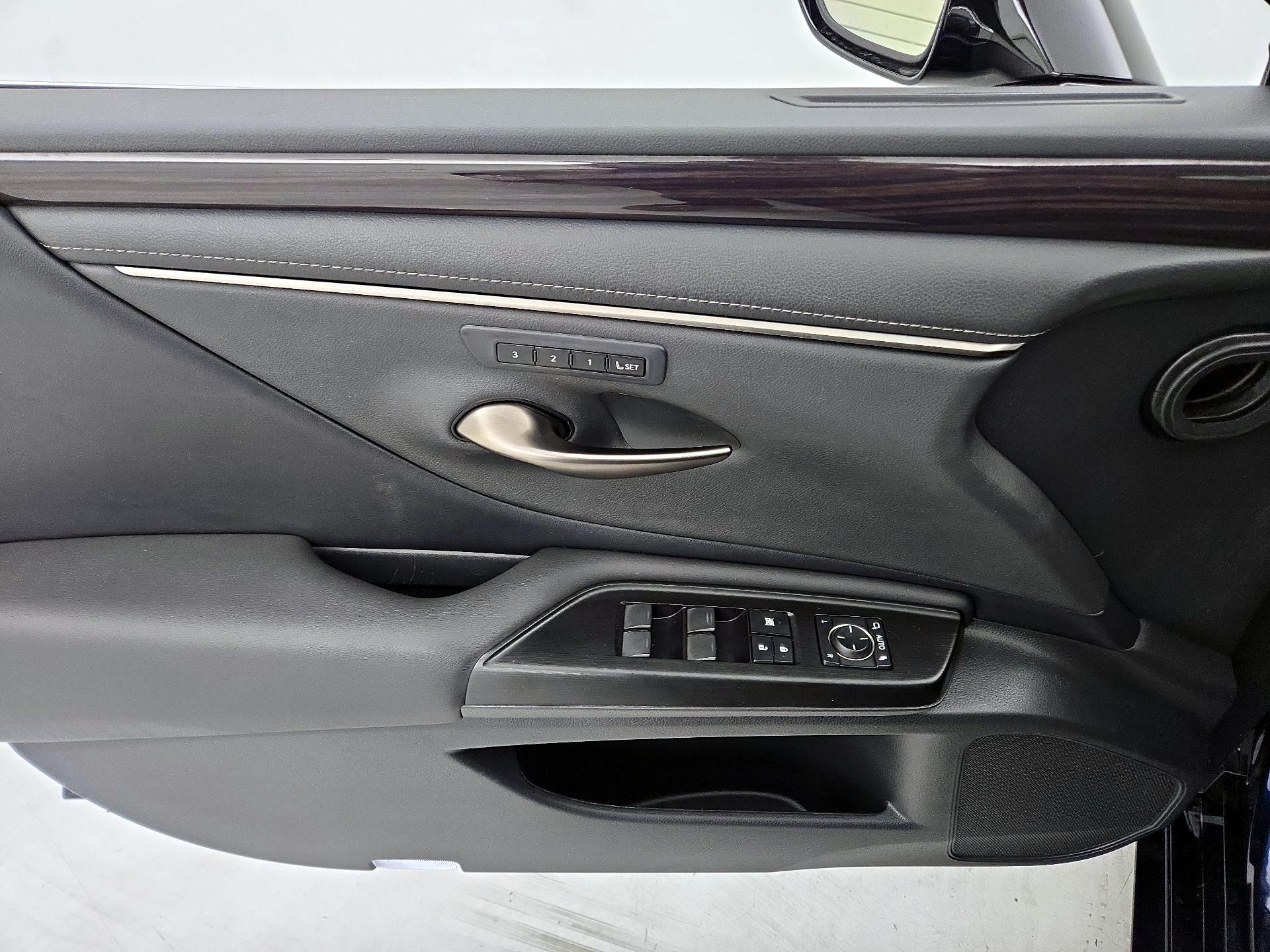 Thumbnail: 2020 Lexus ES - 12