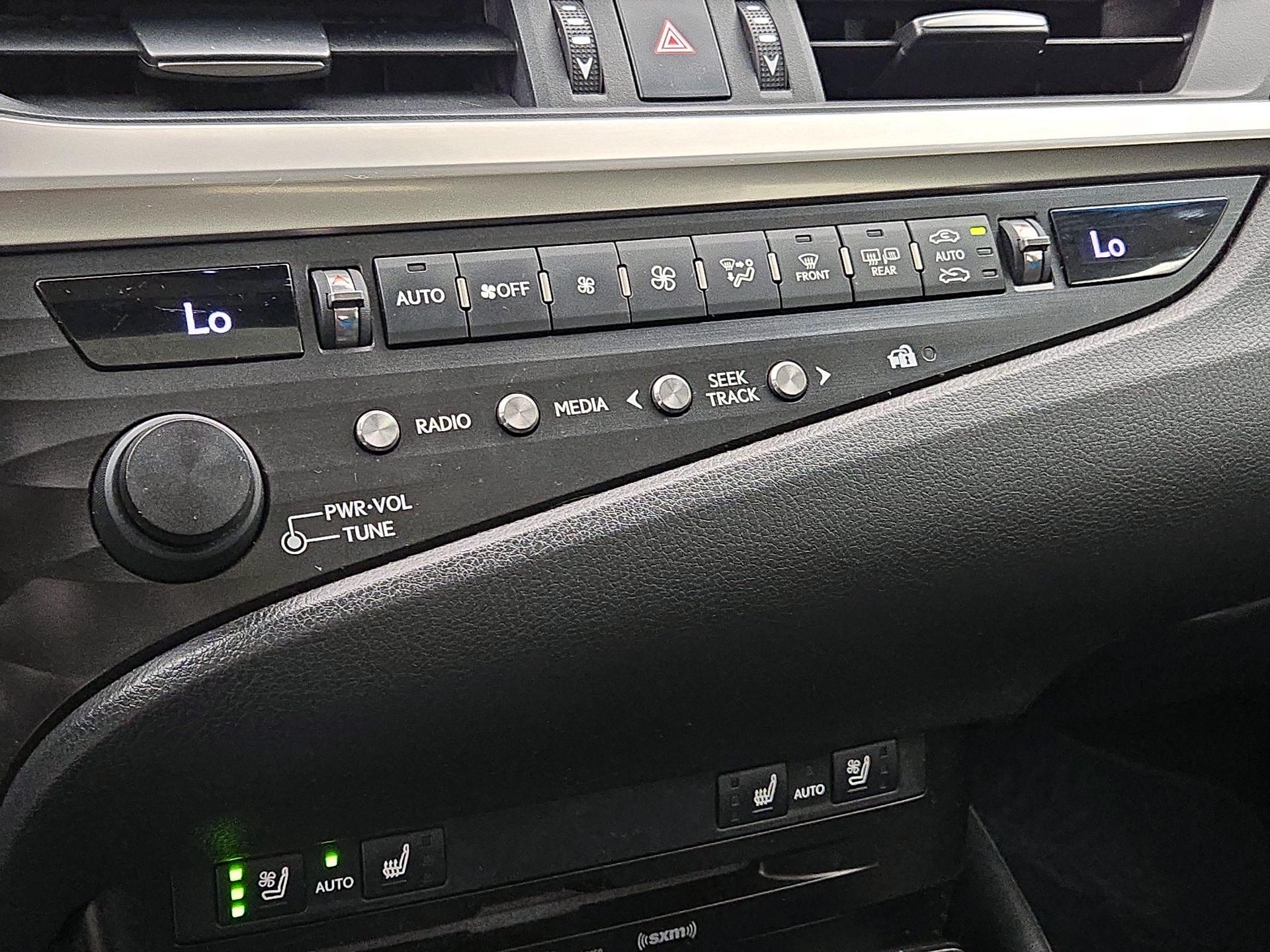 Thumbnail: 2020 Lexus ES - 16