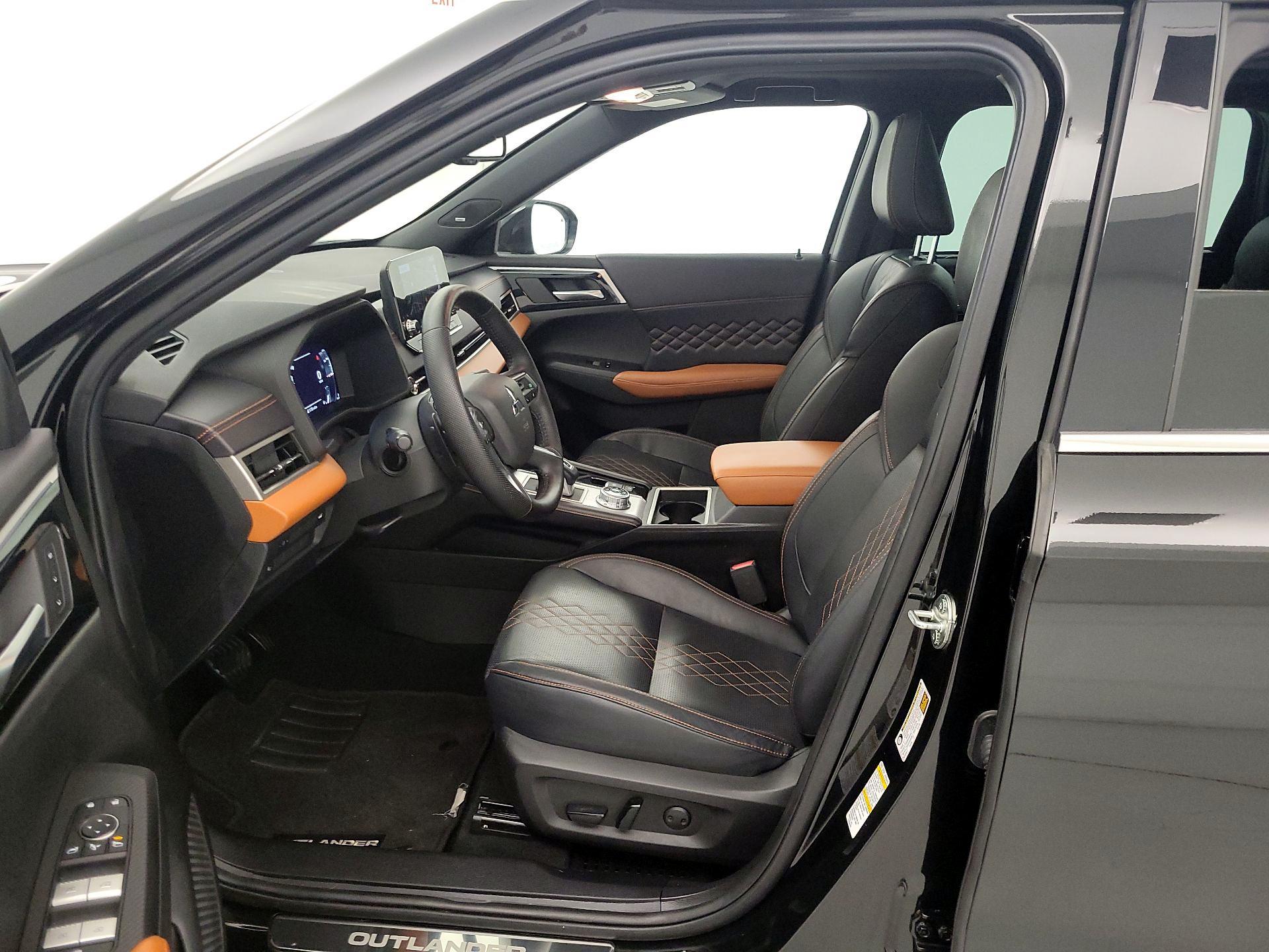 Thumbnail: 2023 Mitsubishi Outlander - 11