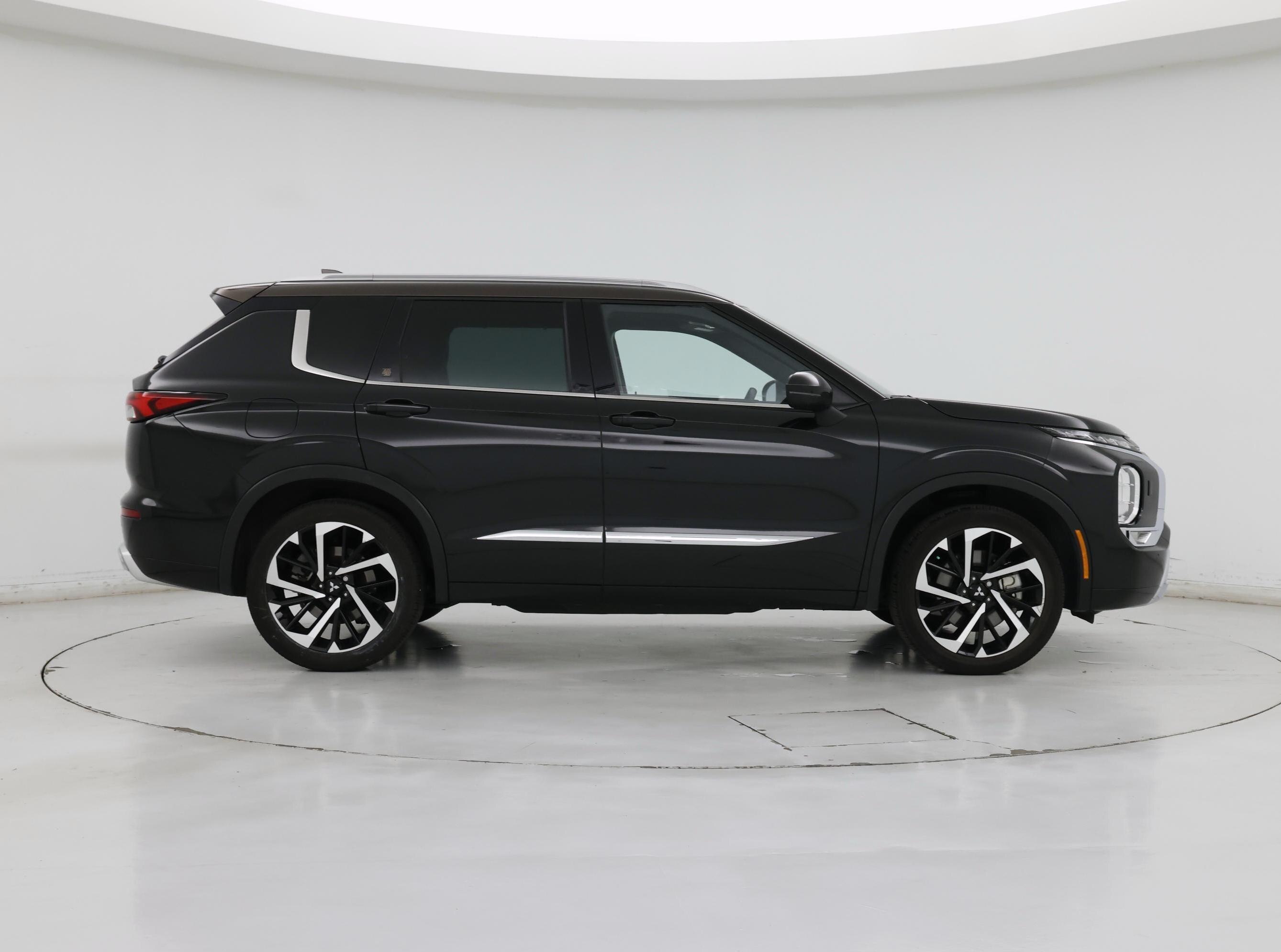 Thumbnail: 2023 Mitsubishi Outlander - 7