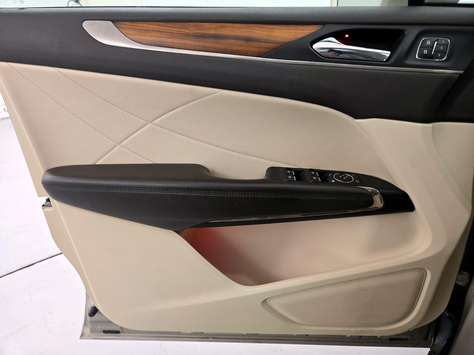 Thumbnail: 2015 Lincoln MKC - 12