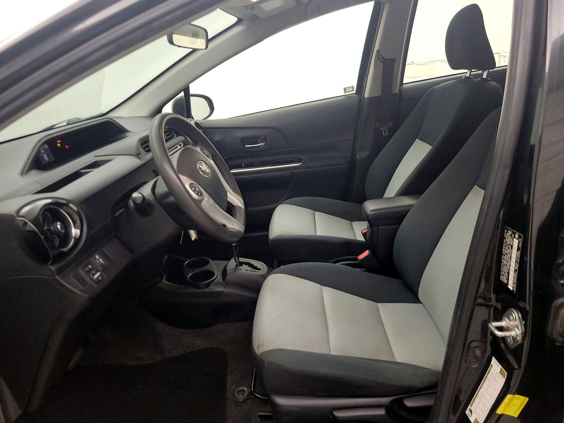 Thumbnail: 2015 Toyota Prius c - 11