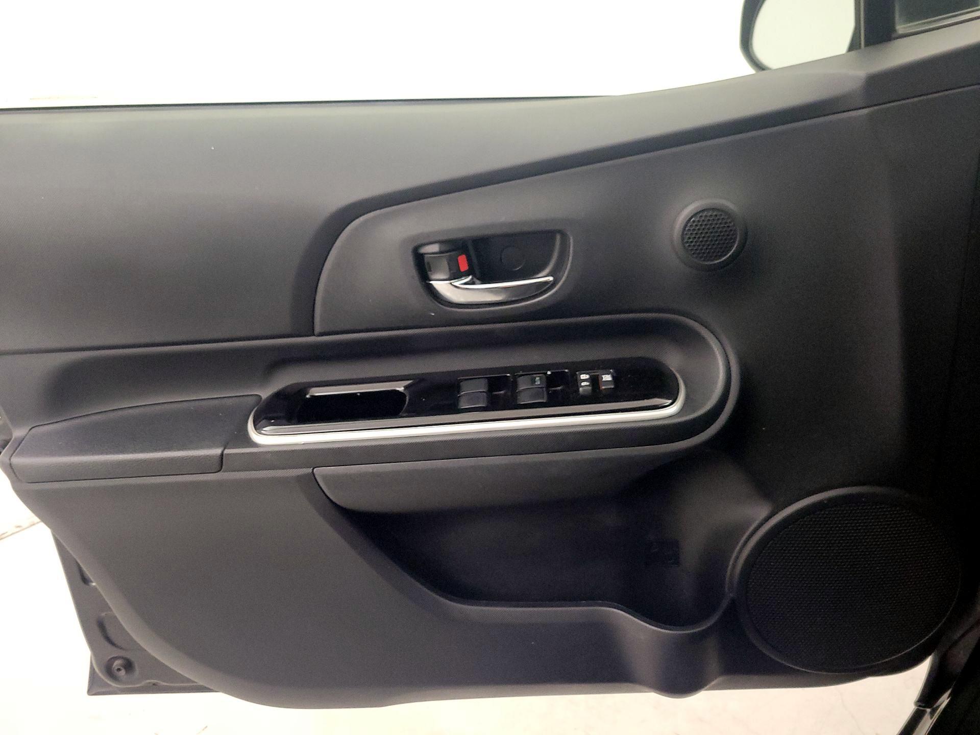 Thumbnail: 2015 Toyota Prius c - 12
