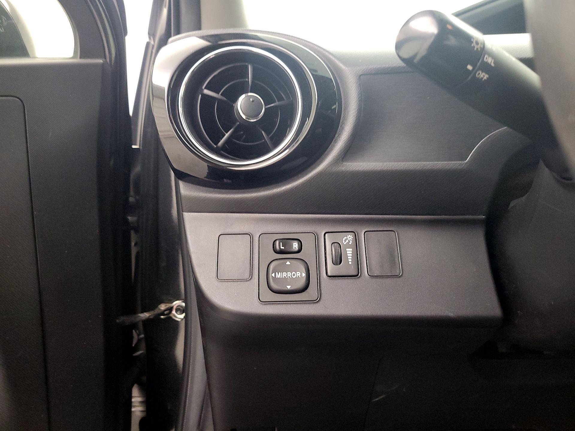 Thumbnail: 2015 Toyota Prius c - 13