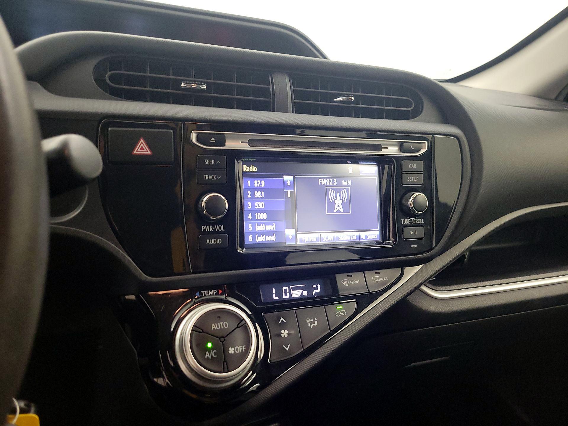 Thumbnail: 2015 Toyota Prius c - 14