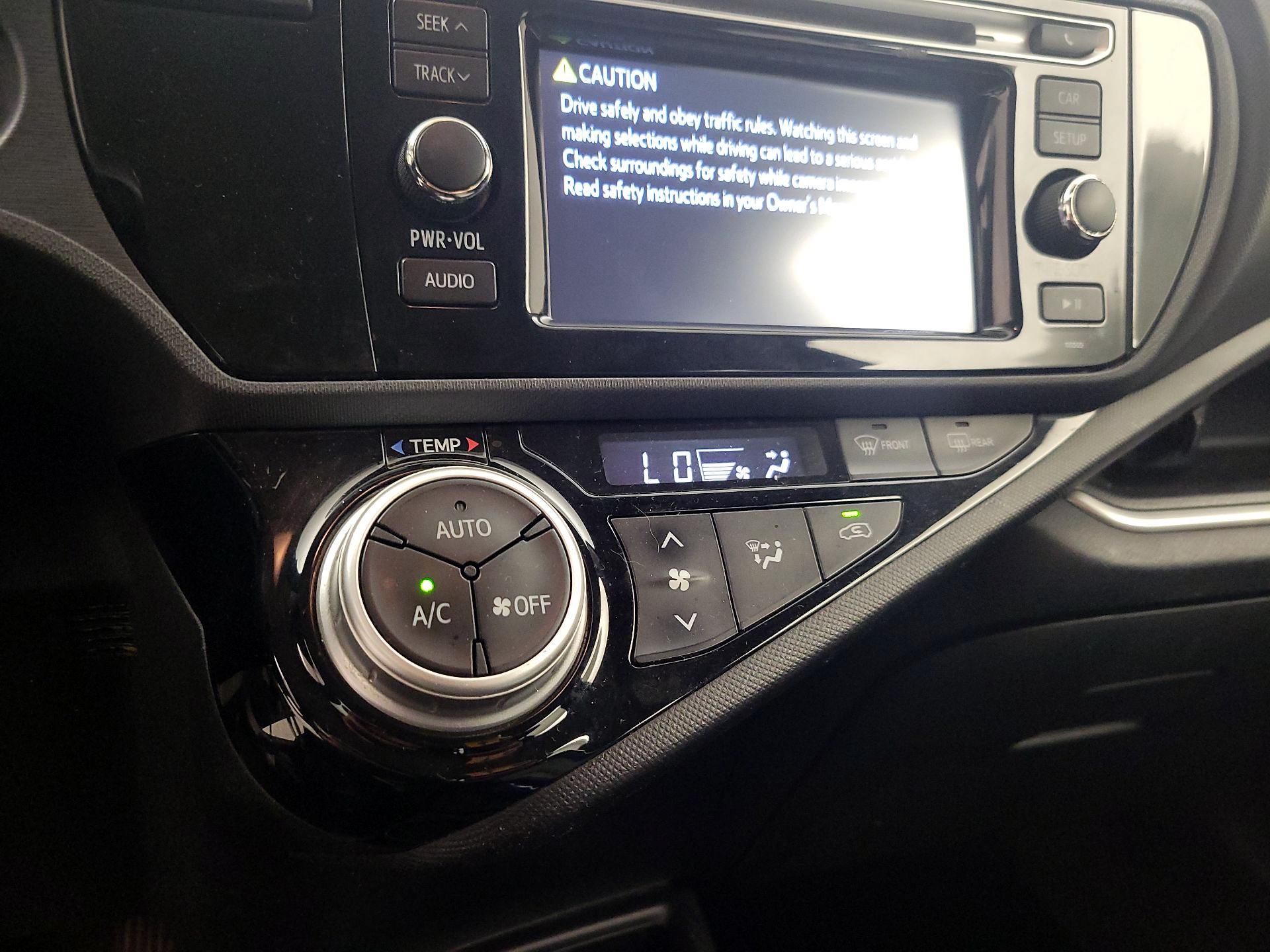 Thumbnail: 2015 Toyota Prius c - 15