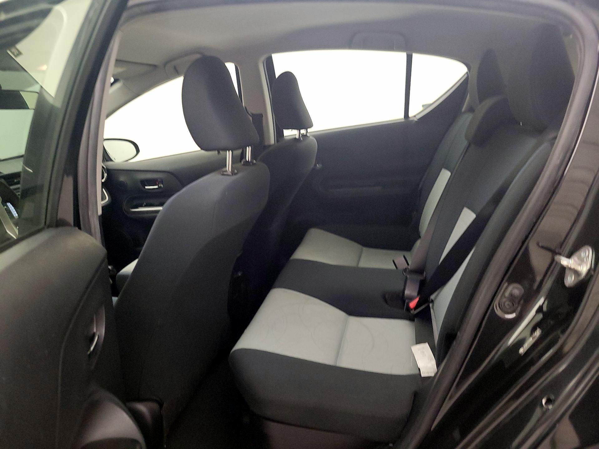 Thumbnail: 2015 Toyota Prius c - 18