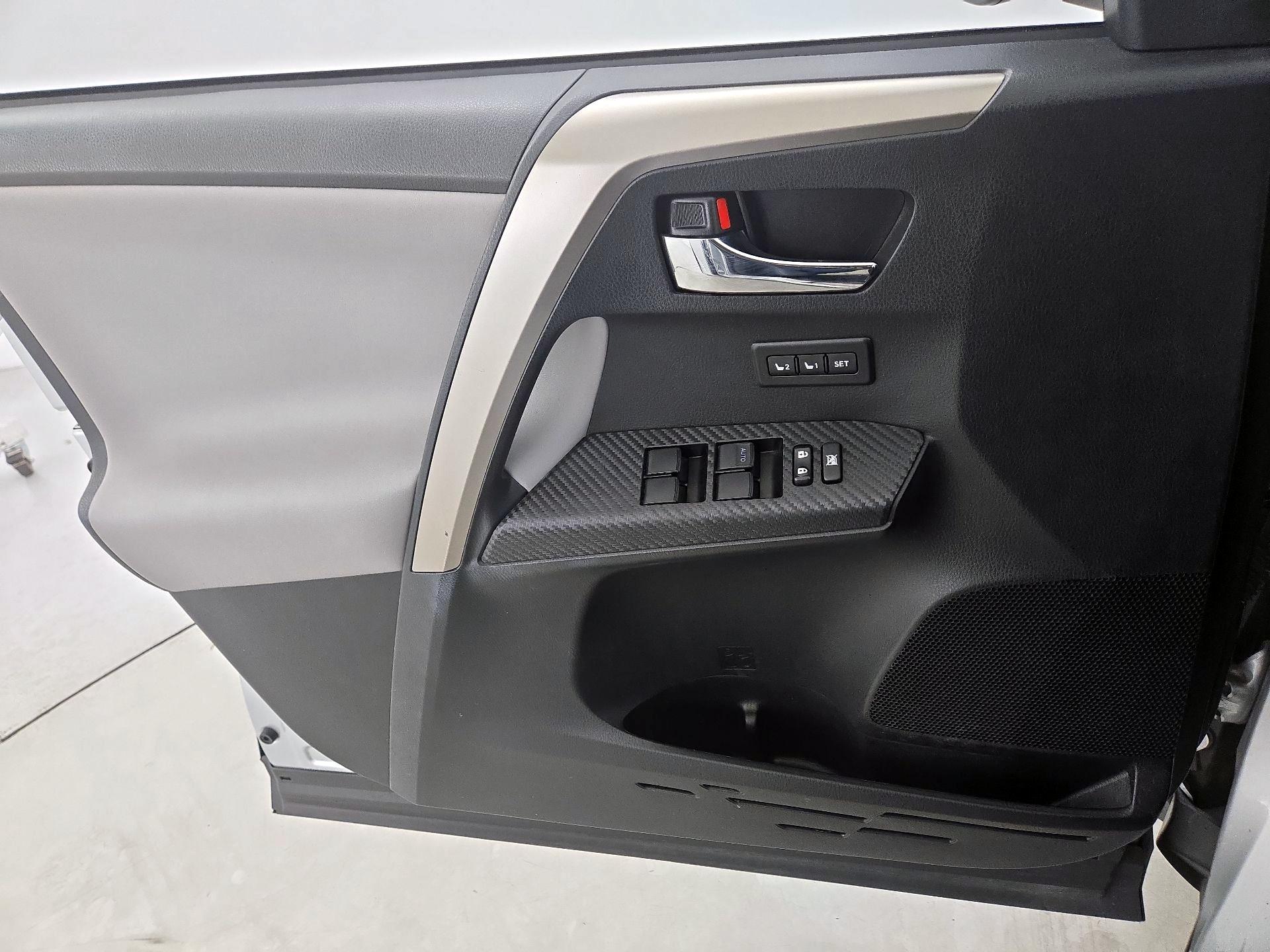 Thumbnail: 2015 Toyota RAV4 - 12