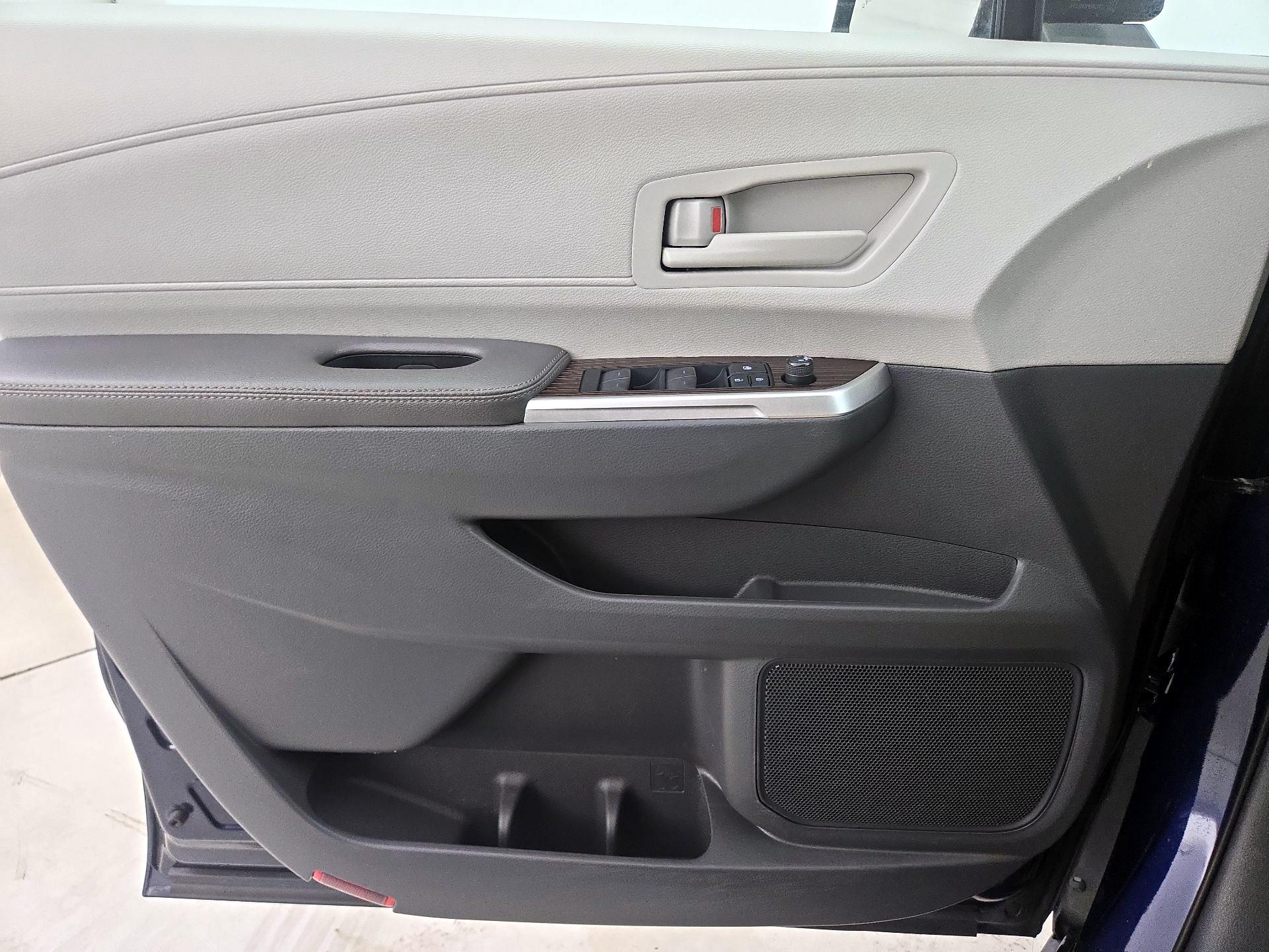 Thumbnail: 2021 Toyota Sienna - 12